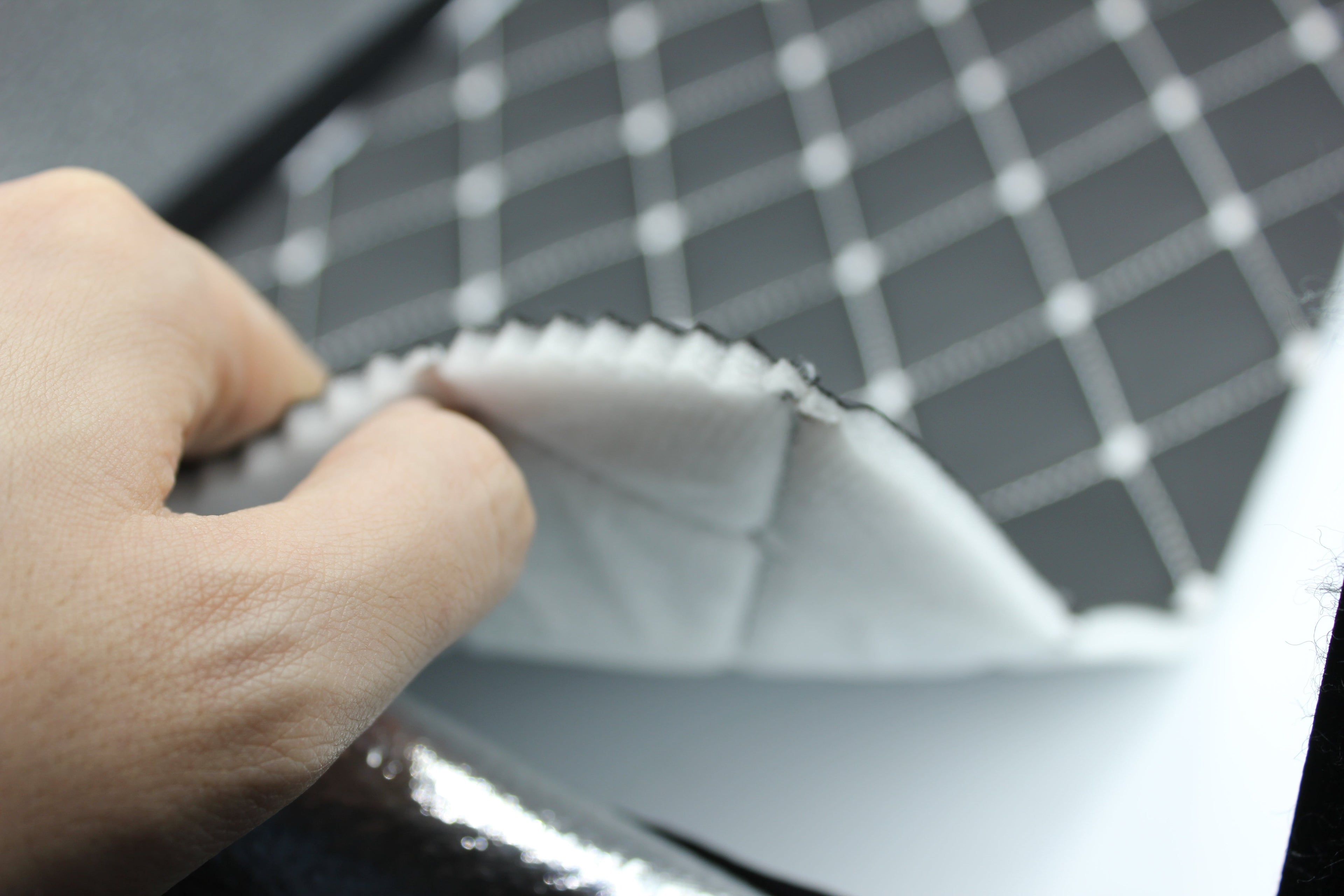 Tela para tapicería de coche de piel sintética con veta de vinilo, acolchada, blanca y negra | 5 x 8 cm, puntada de rombo grande con espuma | 140 cm y 140 cm de ancho | Piel sintética