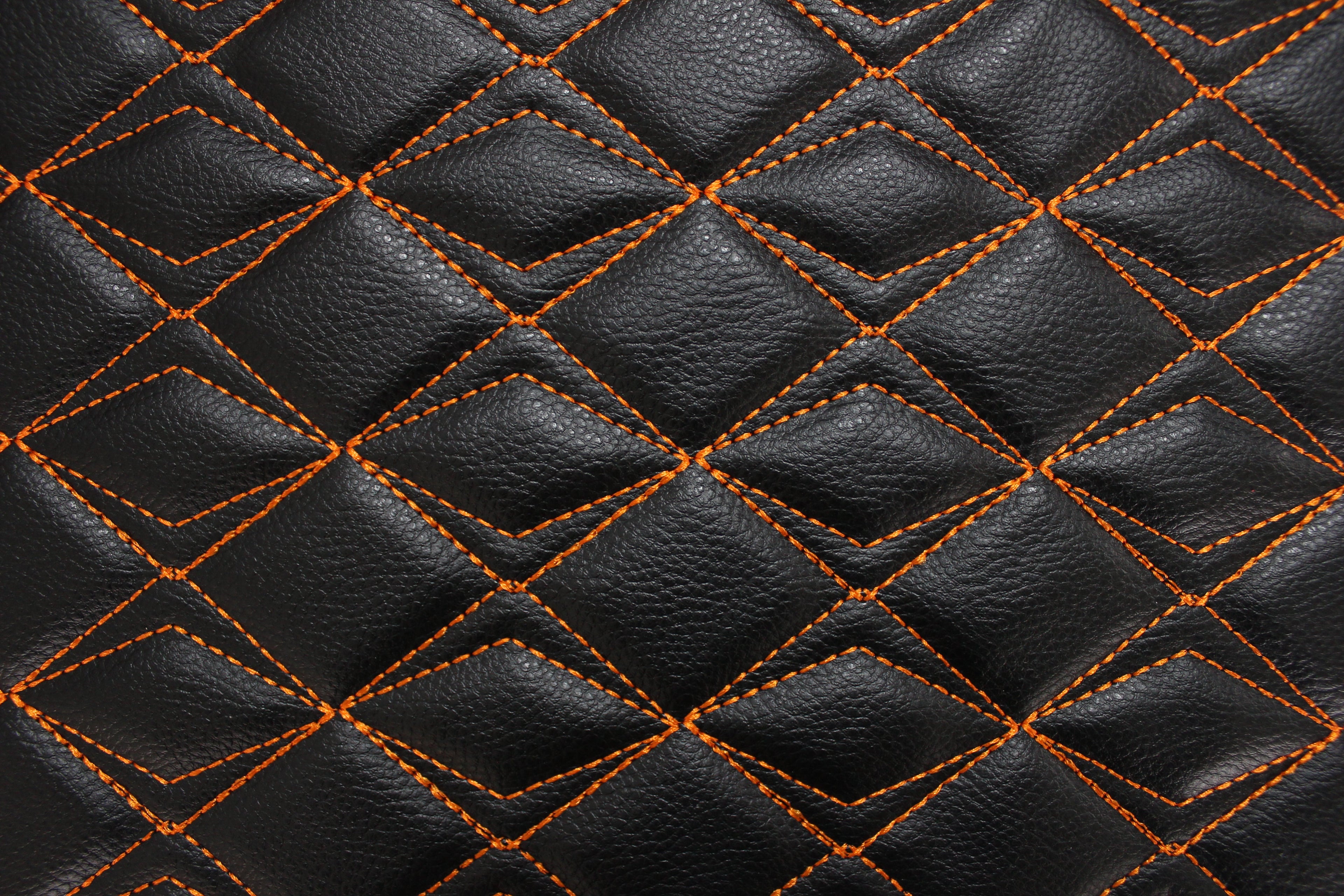 Tapicería naranja sintética con costuras de mariposa, cuero negro y respaldo de espuma - Ideal para proyectos de bricolaje | Asientos de coche | Puerta, interior, cabecera | 140 cm