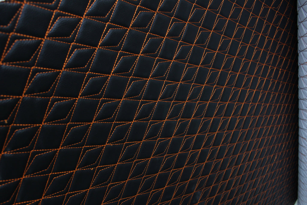 Tapicería naranja sintética con costuras de mariposa, cuero negro y respaldo de espuma - Ideal para proyectos de bricolaje | Asientos de coche | Puerta, interior, cabecera | 140 cm