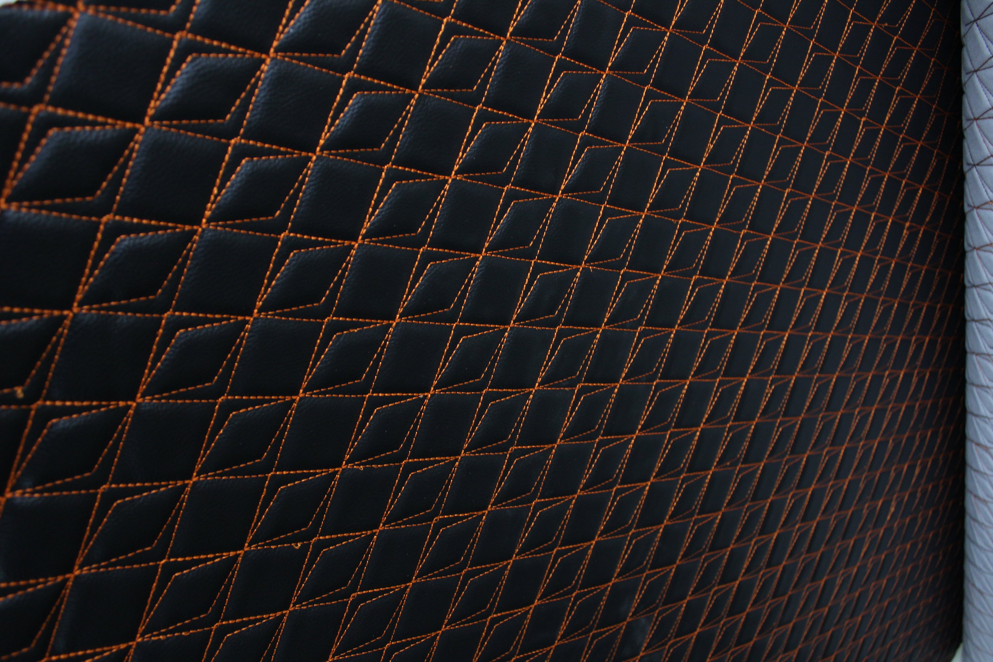 Tapicería naranja sintética con costuras de mariposa, cuero negro y respaldo de espuma - Ideal para proyectos de bricolaje | Asientos de coche | Puerta, interior, cabecera | 140 cm