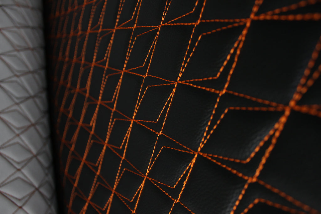 Tapicería naranja sintética con costuras de mariposa, cuero negro y respaldo de espuma - Ideal para proyectos de bricolaje | Asientos de coche | Puerta, interior, cabecera | 140 cm