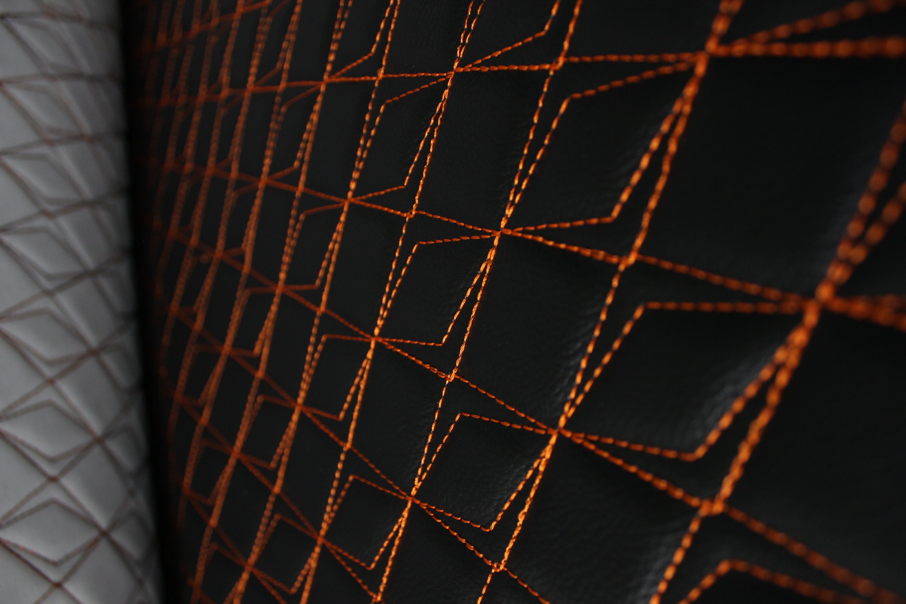 Tapicería naranja sintética con costuras de mariposa, cuero negro y respaldo de espuma - Ideal para proyectos de bricolaje | Asientos de coche | Puerta, interior, cabecera | 140 cm