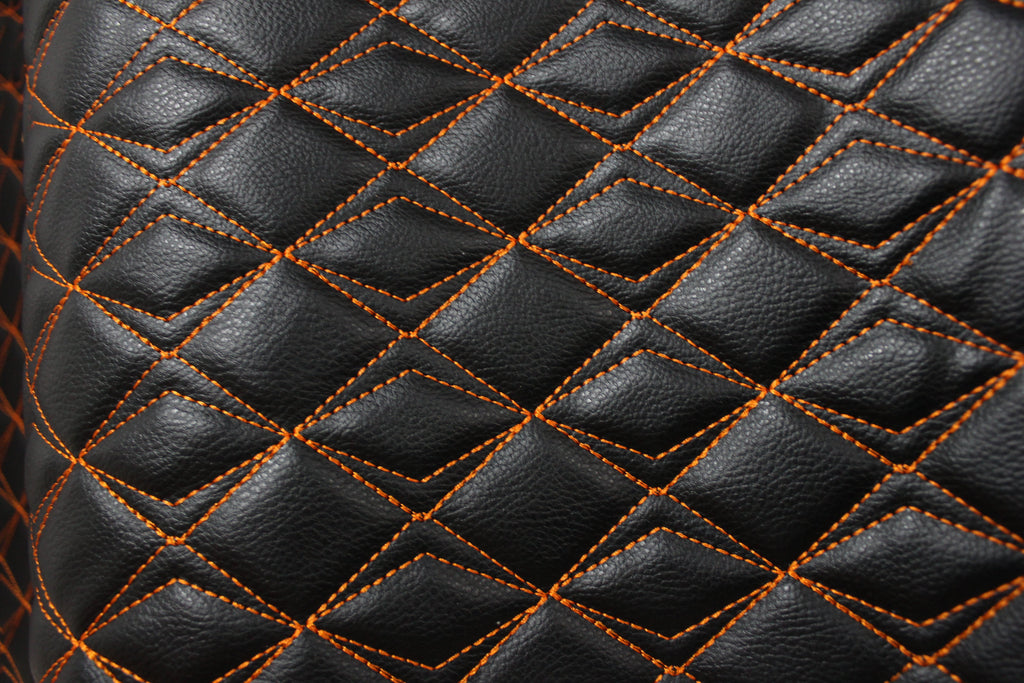 Tapicería naranja sintética con costuras de mariposa, cuero negro y respaldo de espuma - Ideal para proyectos de bricolaje | Asientos de coche | Puerta, interior, cabecera | 140 cm