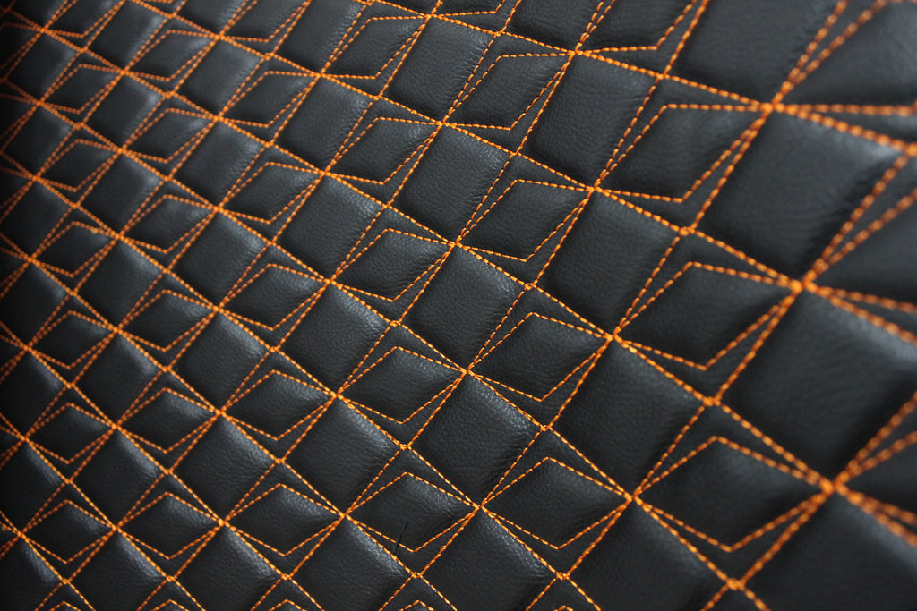 Tapicería naranja sintética con costuras de mariposa, cuero negro y respaldo de espuma - Ideal para proyectos de bricolaje | Asientos de coche | Puerta, interior, cabecera | 140 cm