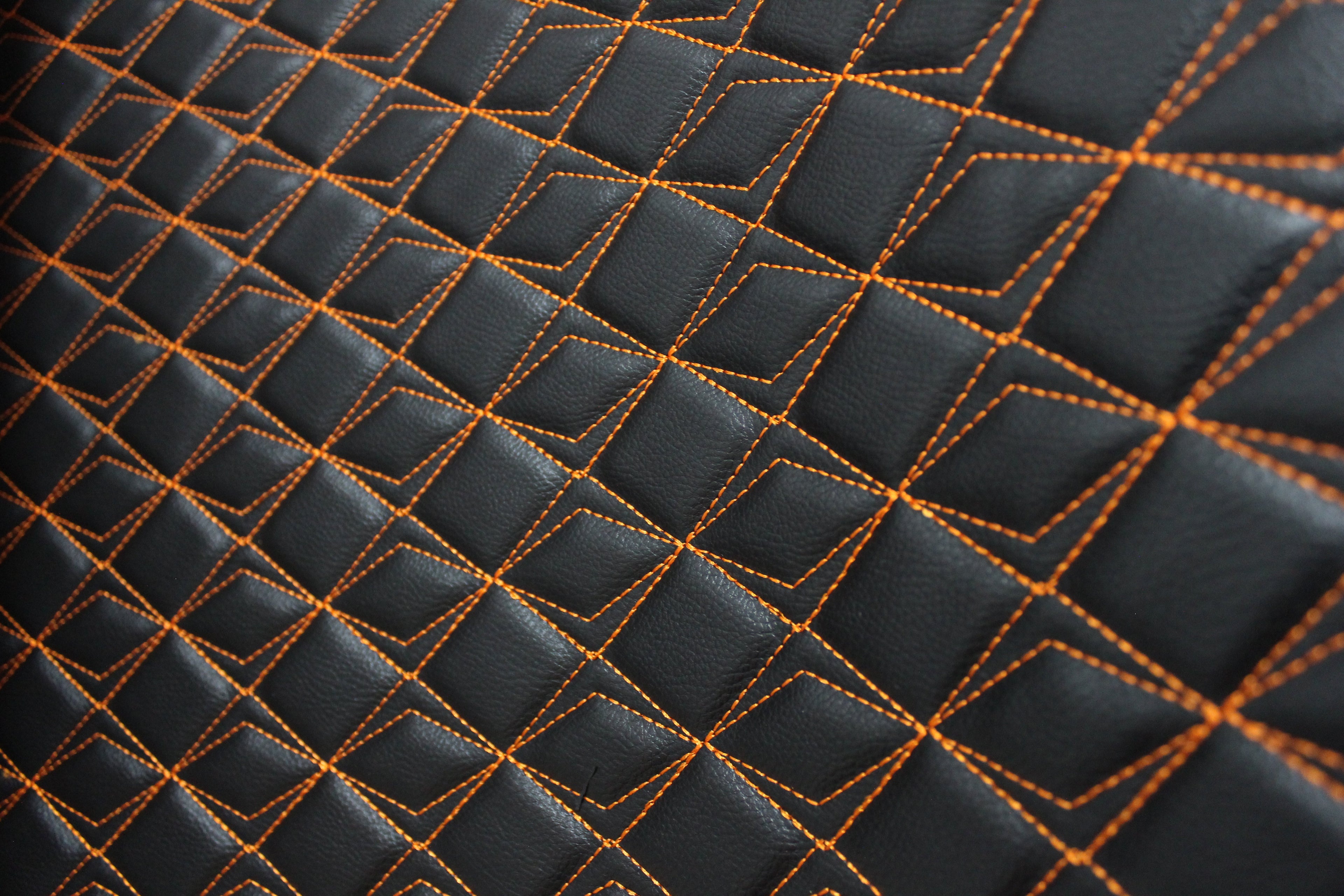 Tapicería naranja sintética con costuras de mariposa, cuero negro y respaldo de espuma - Ideal para proyectos de bricolaje | Asientos de coche | Puerta, interior, cabecera | 140 cm