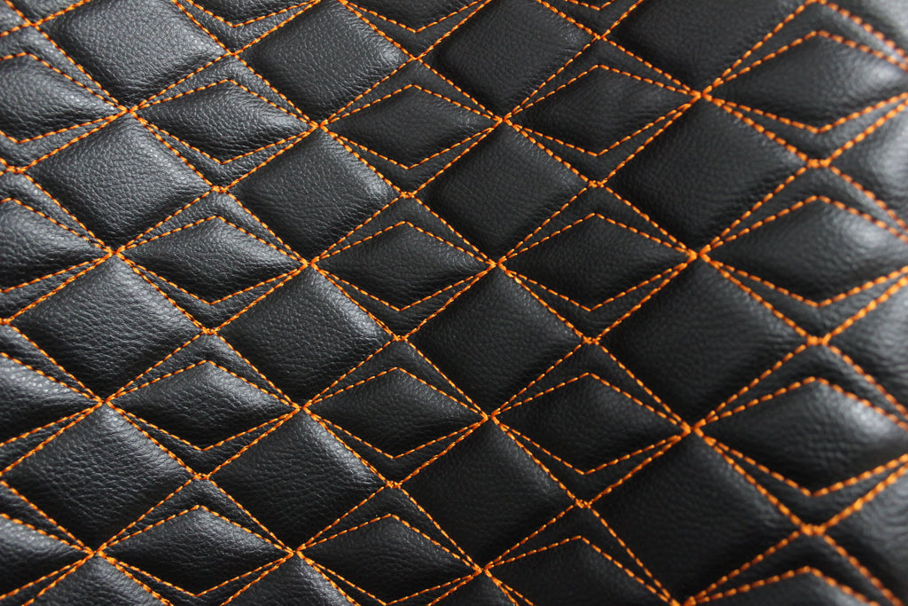 Tapicería naranja sintética con costuras de mariposa, cuero negro y respaldo de espuma - Ideal para proyectos de bricolaje | Asientos de coche | Puerta, interior, cabecera | 140 cm