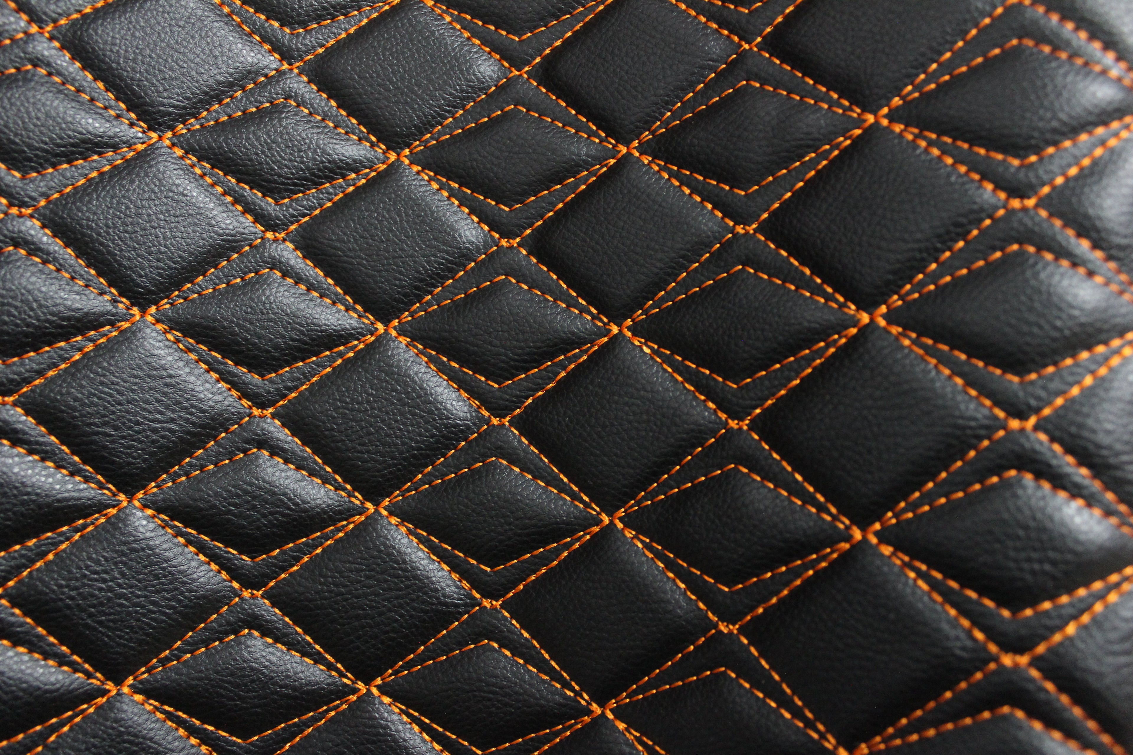 Tapicería naranja sintética con costuras de mariposa, cuero negro y respaldo de espuma - Ideal para proyectos de bricolaje | Asientos de coche | Puerta, interior, cabecera | 140 cm