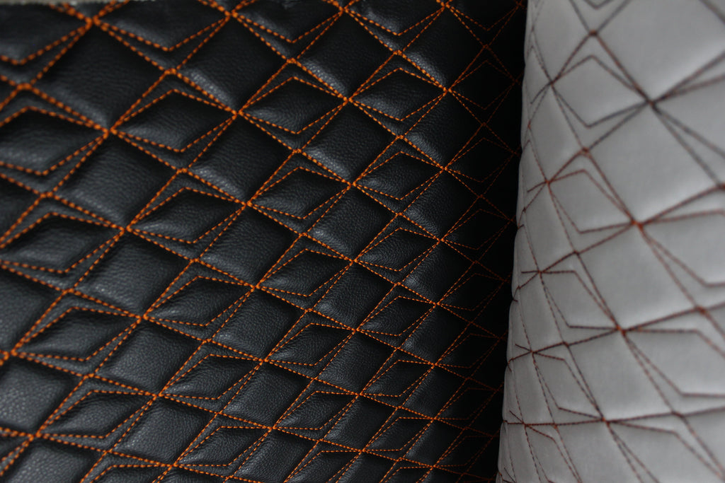 Tapicería naranja sintética con costuras de mariposa, cuero negro y respaldo de espuma - Ideal para proyectos de bricolaje | Asientos de coche | Puerta, interior, cabecera | 140 cm