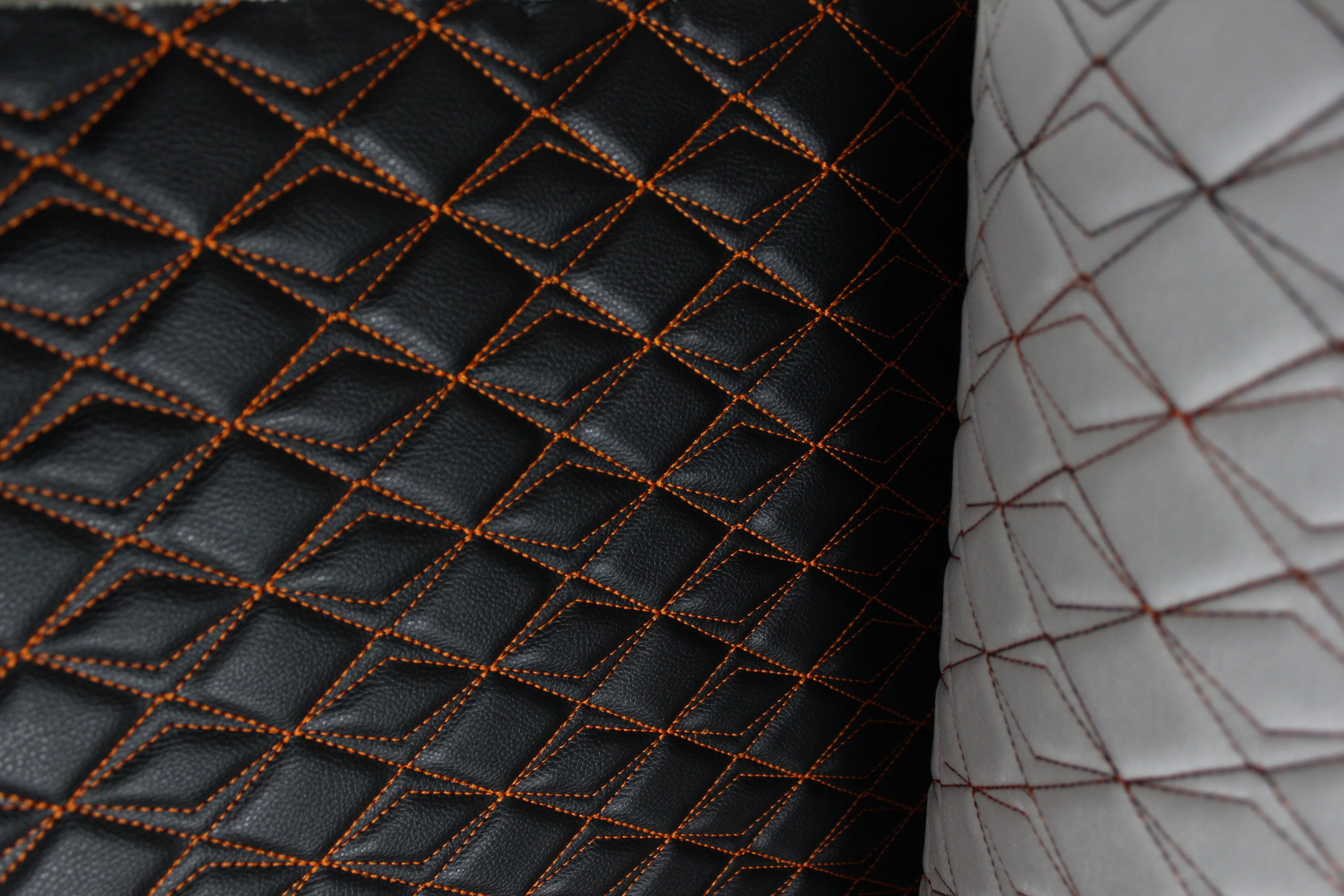 Tapicería naranja sintética con costuras de mariposa, cuero negro y respaldo de espuma - Ideal para proyectos de bricolaje | Asientos de coche | Puerta, interior, cabecera | 140 cm