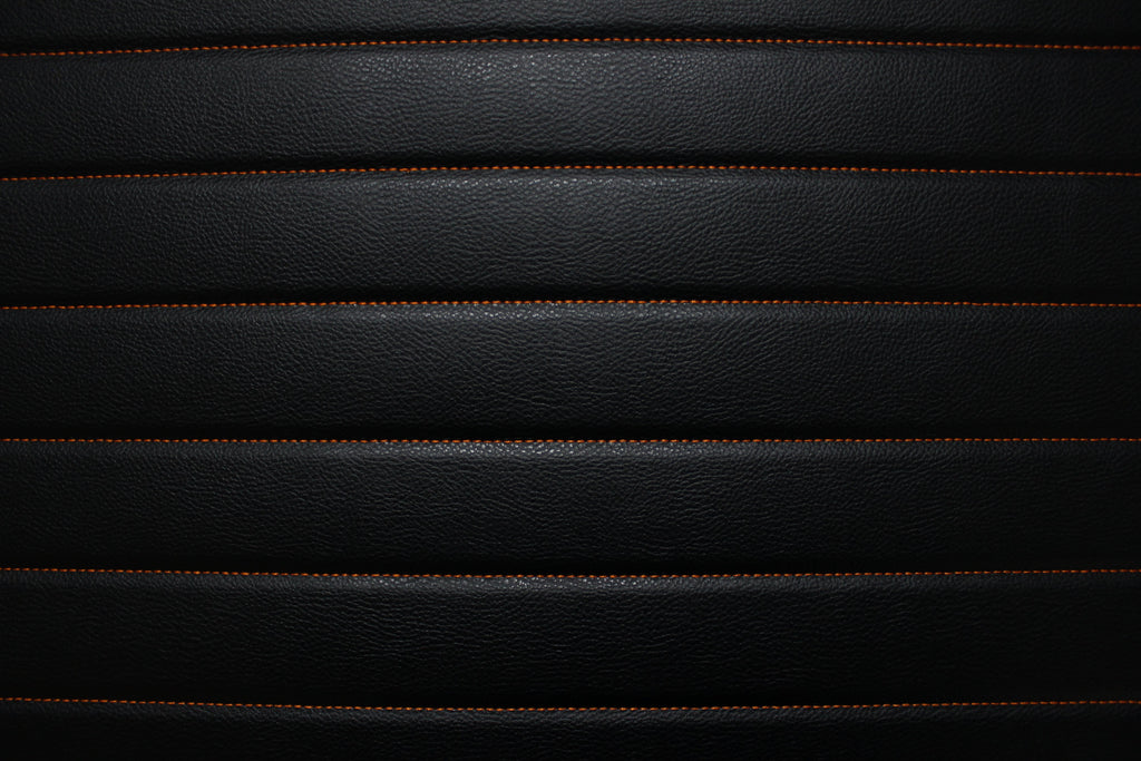 Tecido para Estofo Automóvel em Vinil Sintético Preto Acolchoado Laranja | Costura com Linhas de Padrão de 5cm x 5cm com Base de Espuma de 5mm | 140cm de Largura | Projetos Automotivos