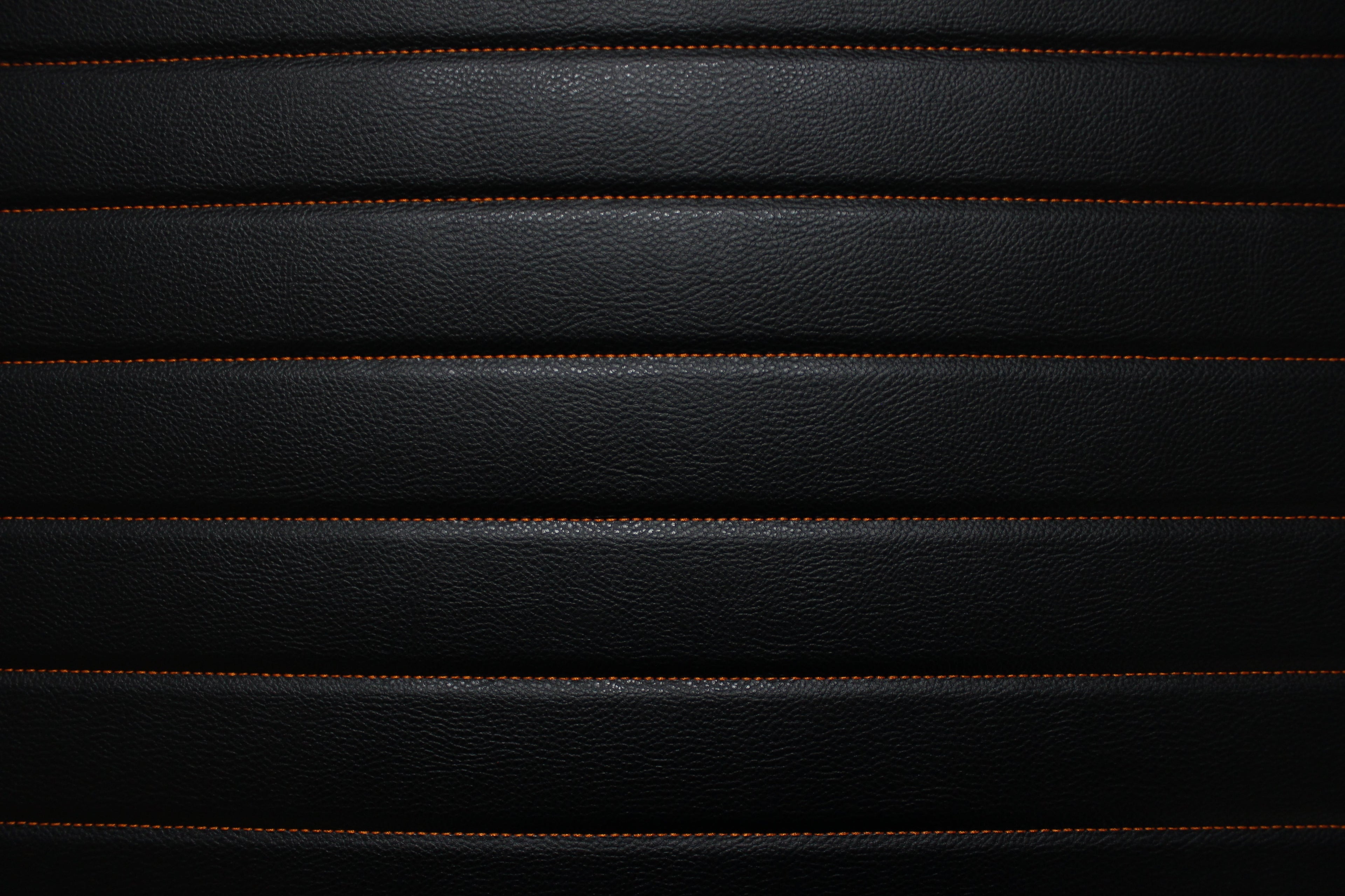 Tecido para Estofo Automóvel em Vinil Sintético Preto Acolchoado Laranja | Costura com Linhas de Padrão de 5cm x 5cm com Base de Espuma de 5mm | 140cm de Largura | Projetos Automotivos