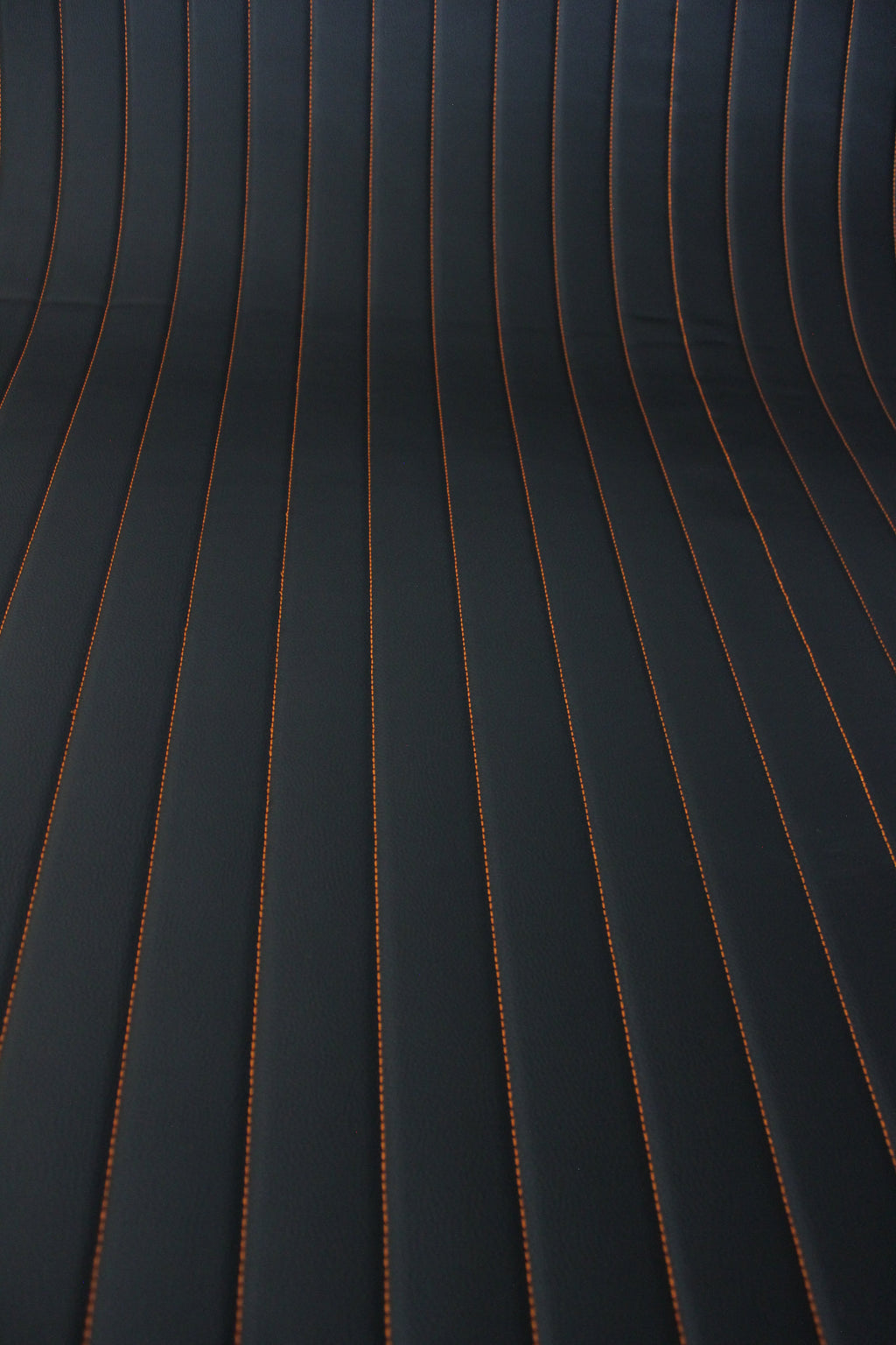 Tecido para Estofo Automóvel em Vinil Sintético Preto Acolchoado Laranja | Costura com Linhas de Padrão de 5cm x 5cm com Base de Espuma de 5mm | 140cm de Largura | Projetos Automotivos