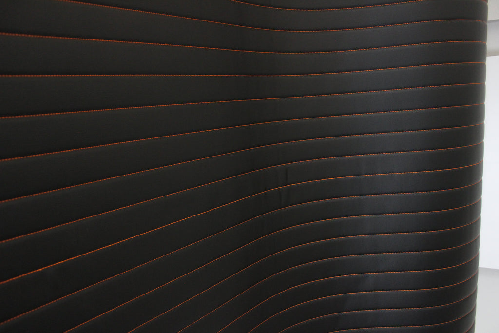 Tecido para Estofo Automóvel em Vinil Sintético Preto Acolchoado Laranja | Costura com Linhas de Padrão de 5cm x 5cm com Base de Espuma de 5mm | 140cm de Largura | Projetos Automotivos