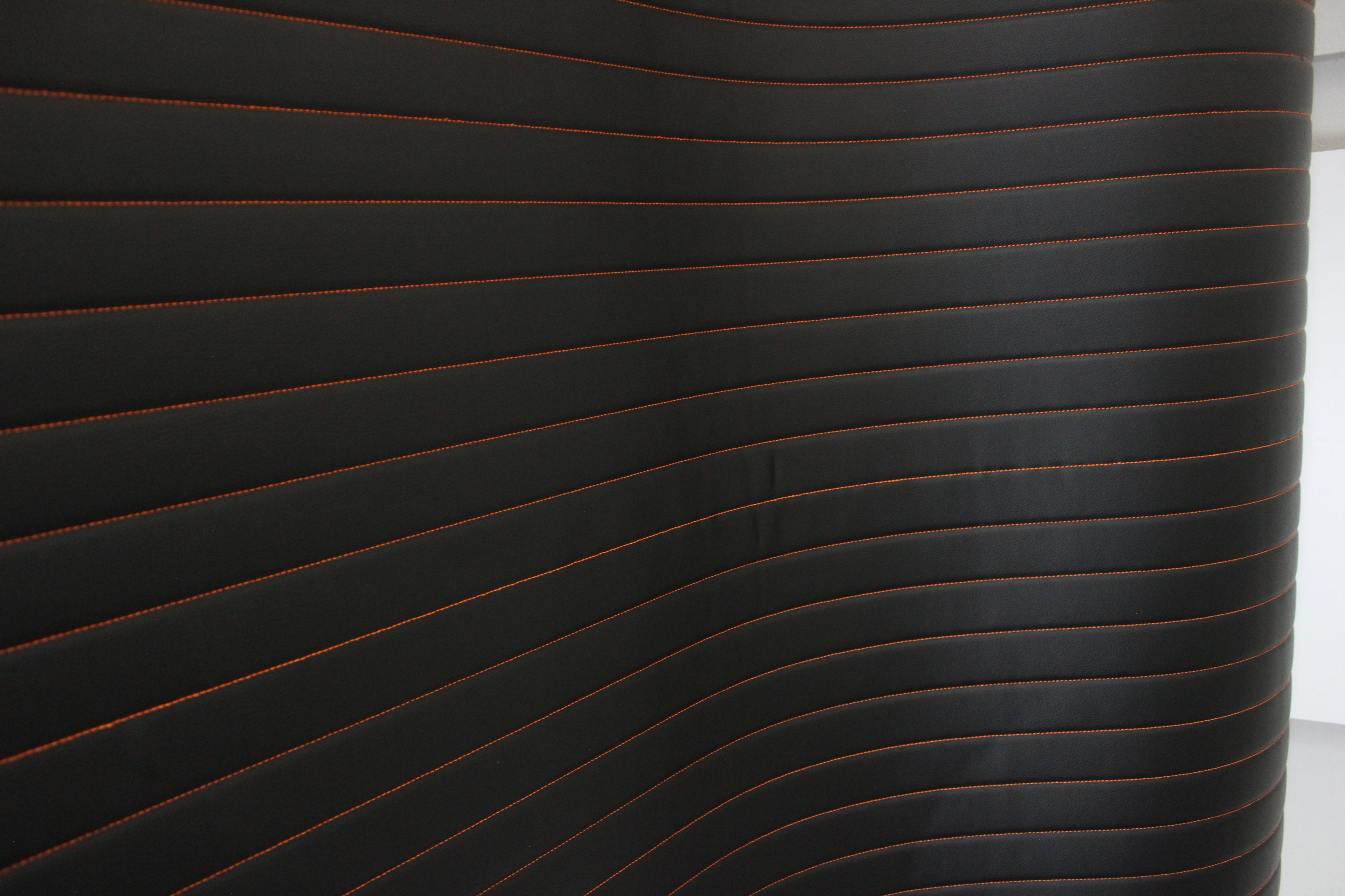 Tecido para Estofo Automóvel em Vinil Sintético Preto Acolchoado Laranja | Costura com Linhas de Padrão de 5cm x 5cm com Base de Espuma de 5mm | 140cm de Largura | Projetos Automotivos