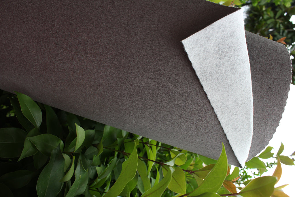 Tela de gamuza gris oscuro para tapizado de techo con respaldo de espuma y fieltro, 150 cm (59") de ancho. Realza el interior de tu auto | Ideal para tapicería y techo corredizo.