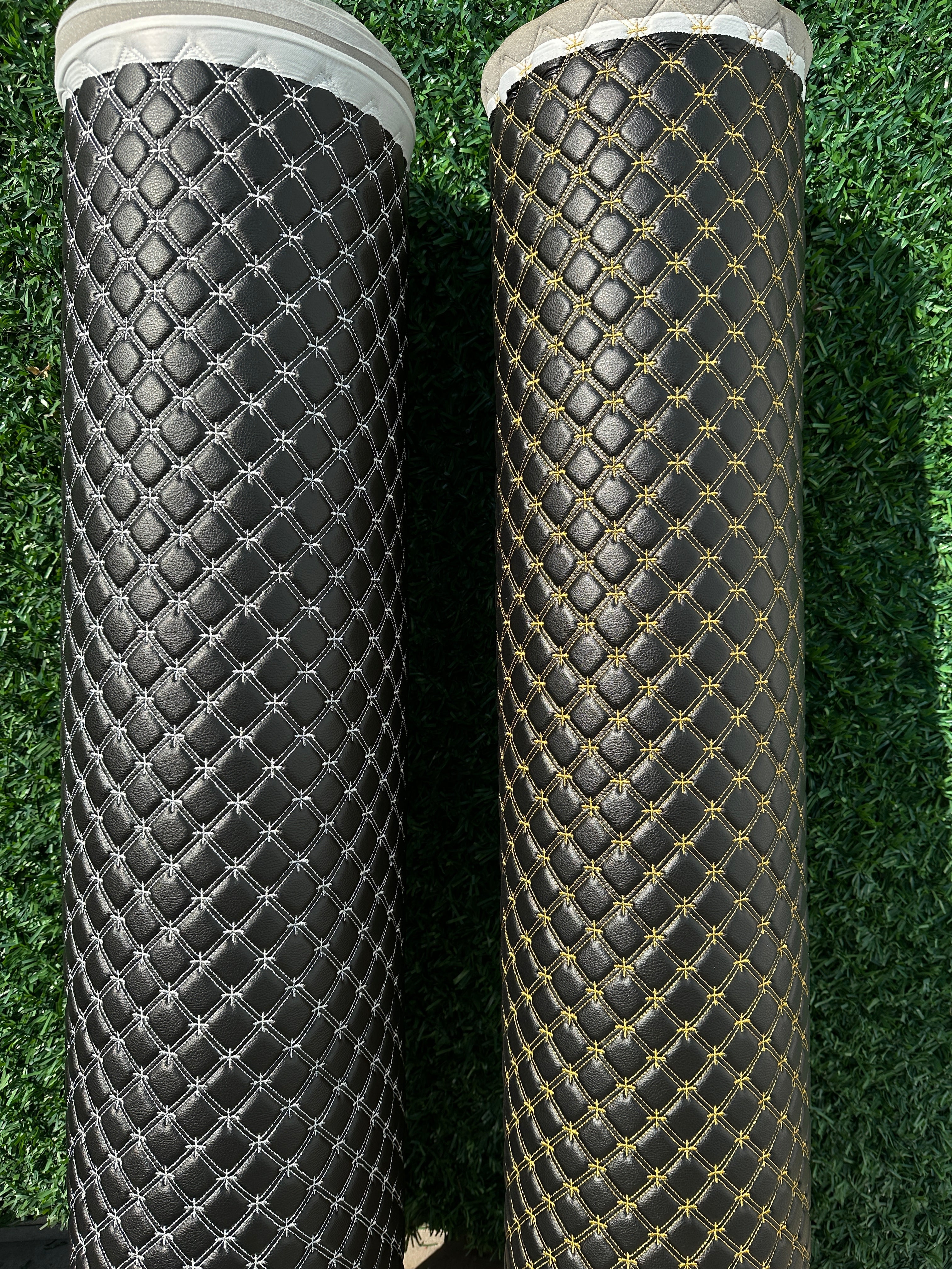 Tecido para estofos automóveis em vinil preto acolchoado com estampado de floco de neve roxo | Costura de 5 cm x 5 cm com base de espuma de 5 mm | 140 cm de largura | Automotivo