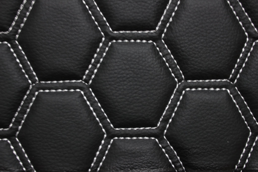 Tecido para estofos automóveis em vinil preto com estampado hexagonal acolchoado branco | Costura com linhas de 5 cm x 5 cm e base de espuma de 5 mm | 140 cm de largura | Automotivo