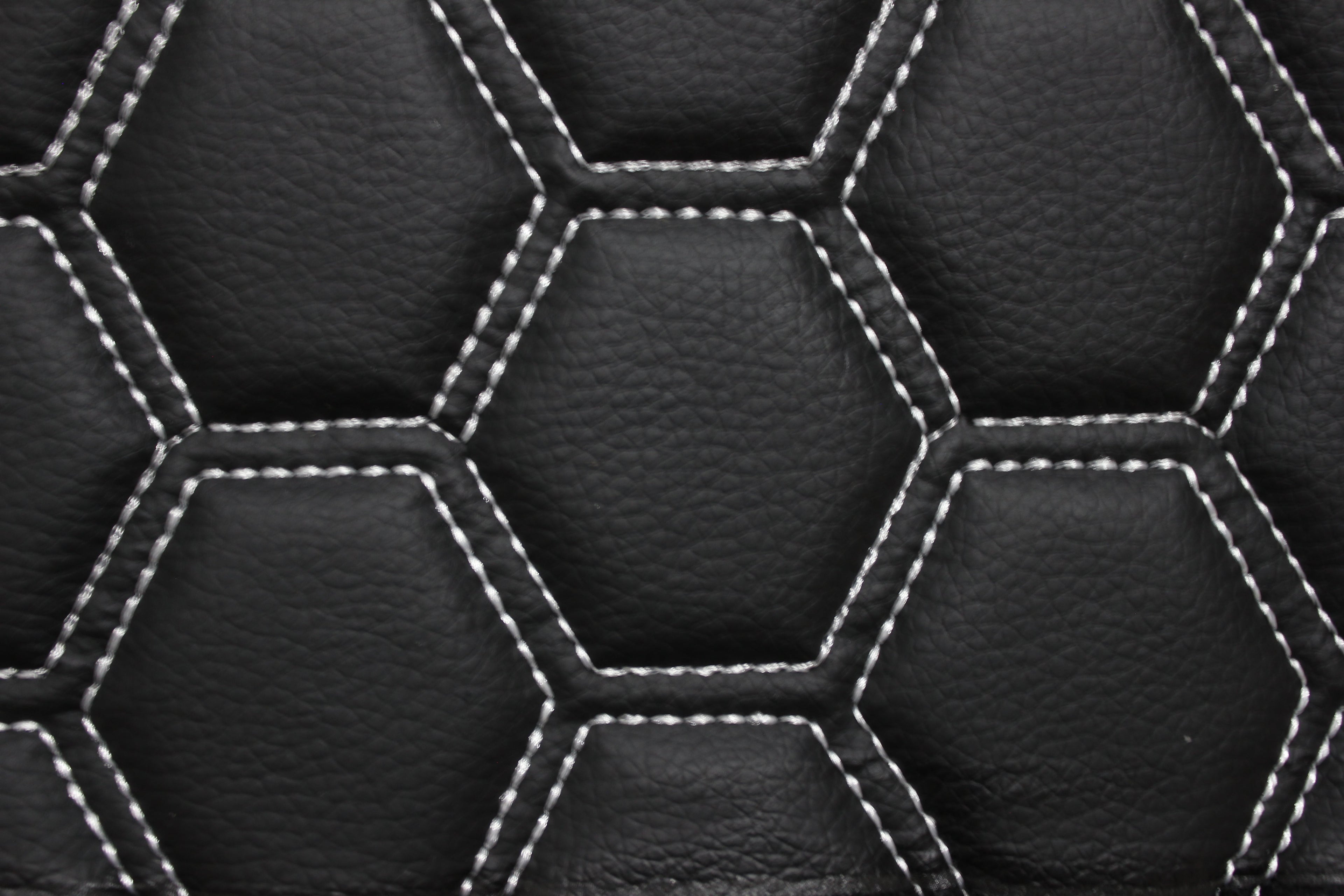 Tecido para estofos automóveis em vinil preto com estampado hexagonal acolchoado branco | Costura com linhas de 5 cm x 5 cm e base de espuma de 5 mm | 140 cm de largura | Automotivo