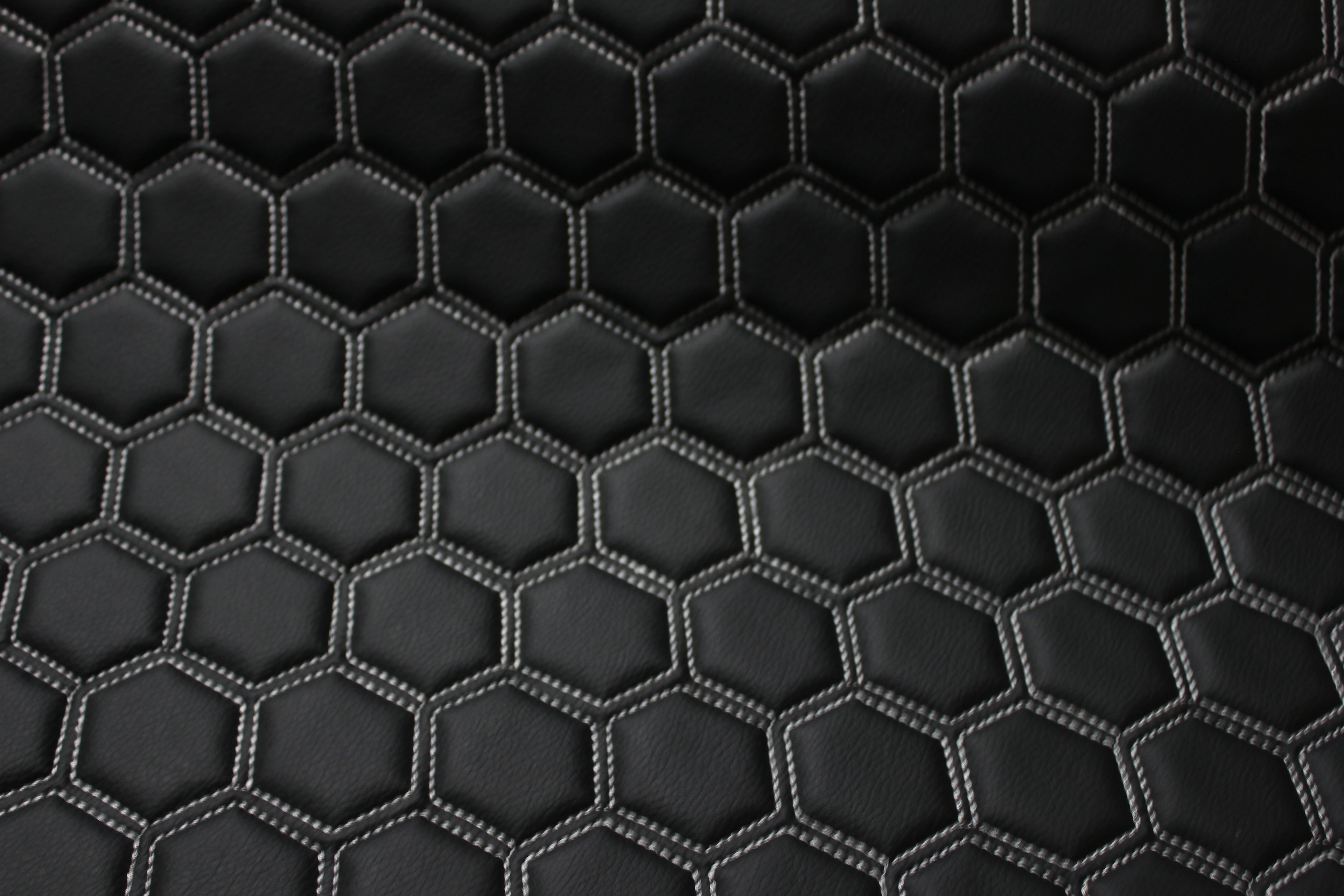 Tecido para estofos automóveis em vinil preto com estampado hexagonal acolchoado branco | Costura com linhas de 5 cm x 5 cm e base de espuma de 5 mm | 140 cm de largura | Automotivo