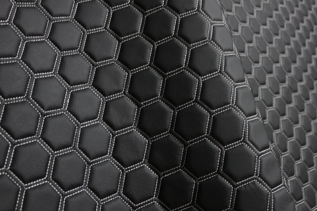Tecido para estofos automóveis em vinil preto com estampado hexagonal acolchoado branco | Costura com linhas de 5 cm x 5 cm e base de espuma de 5 mm | 140 cm de largura | Automotivo