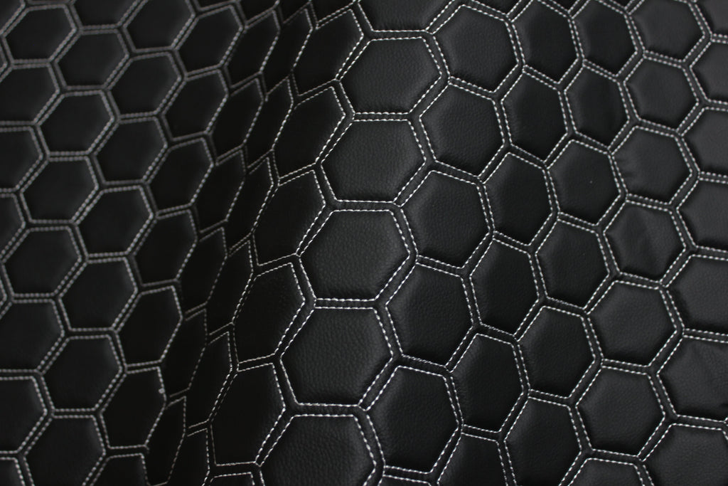Tecido para estofos automóveis em vinil preto com estampado hexagonal acolchoado branco | Costura com linhas de 5 cm x 5 cm e base de espuma de 5 mm | 140 cm de largura | Automotivo