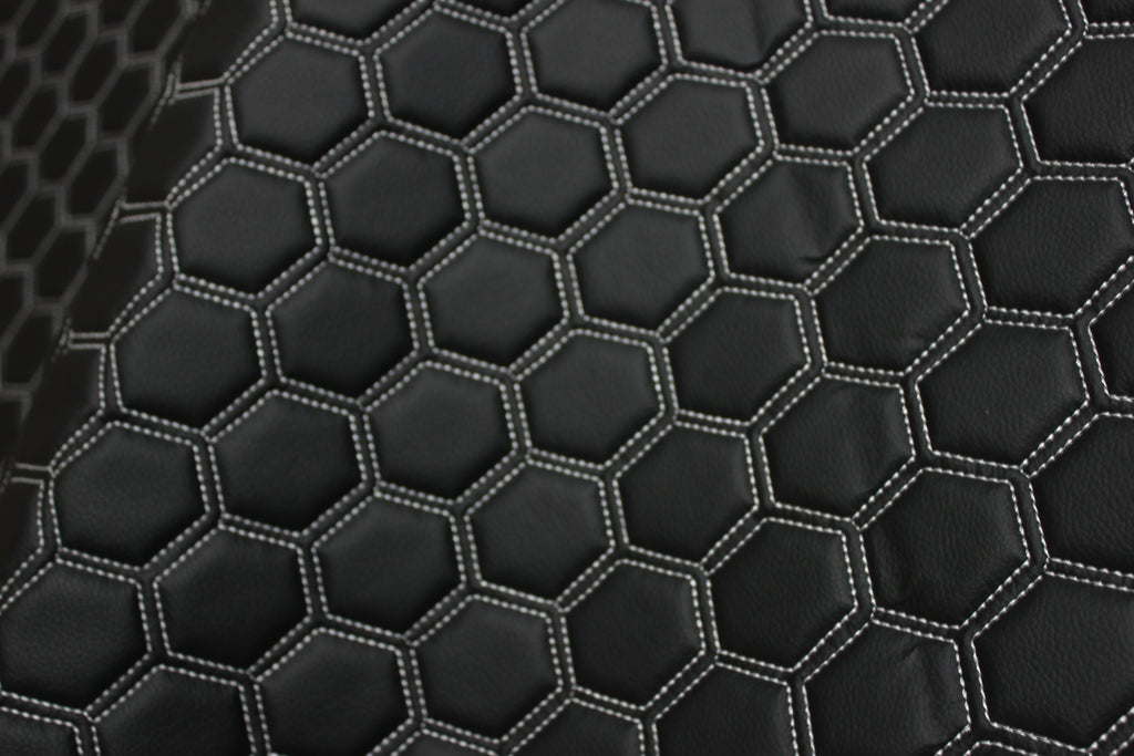 Tecido para estofos automóveis em vinil preto com estampado hexagonal acolchoado branco | Costura com linhas de 5 cm x 5 cm e base de espuma de 5 mm | 140 cm de largura | Automotivo