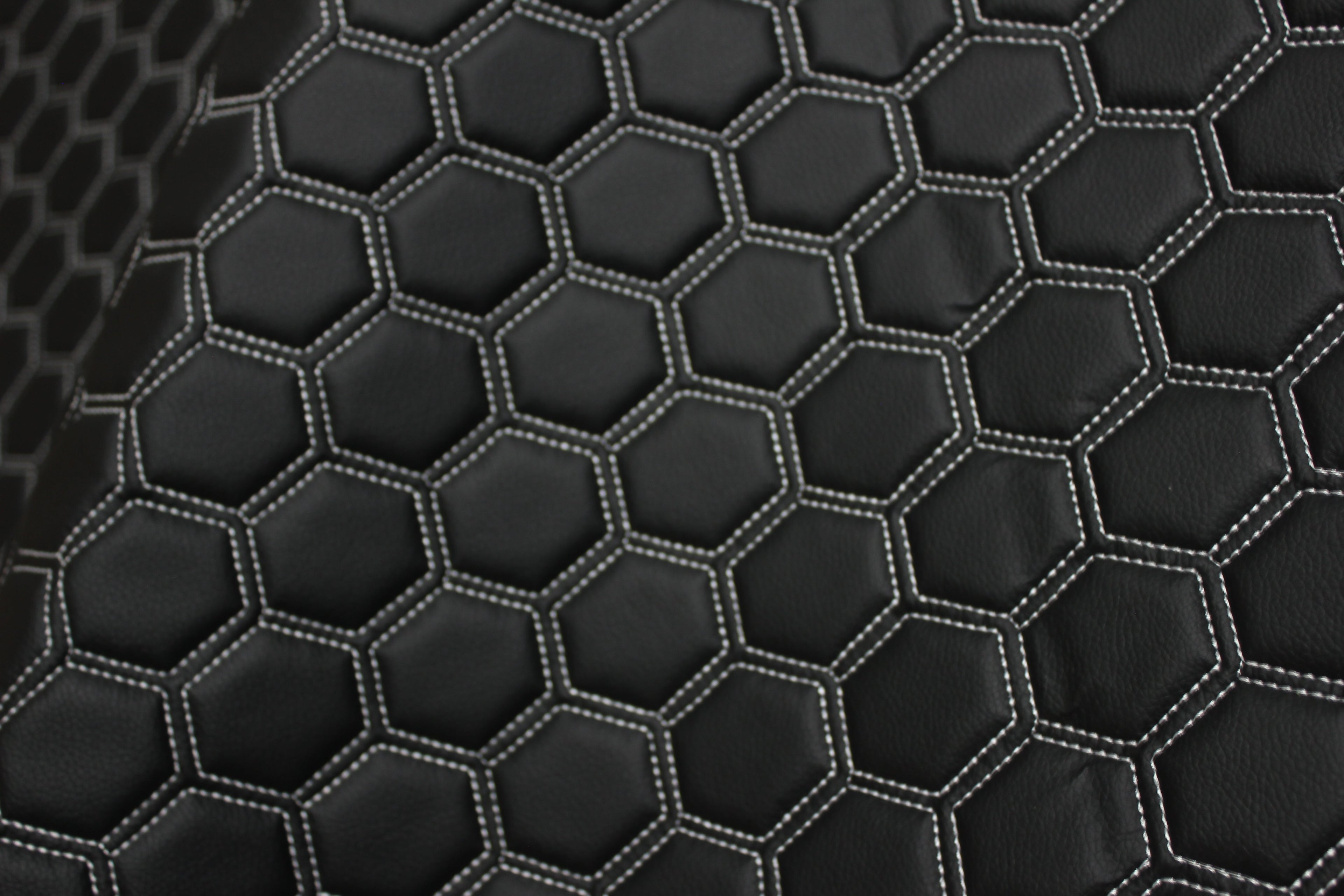 Tecido para estofos automóveis em vinil preto com estampado hexagonal acolchoado branco | Costura com linhas de 5 cm x 5 cm e base de espuma de 5 mm | 140 cm de largura | Automotivo