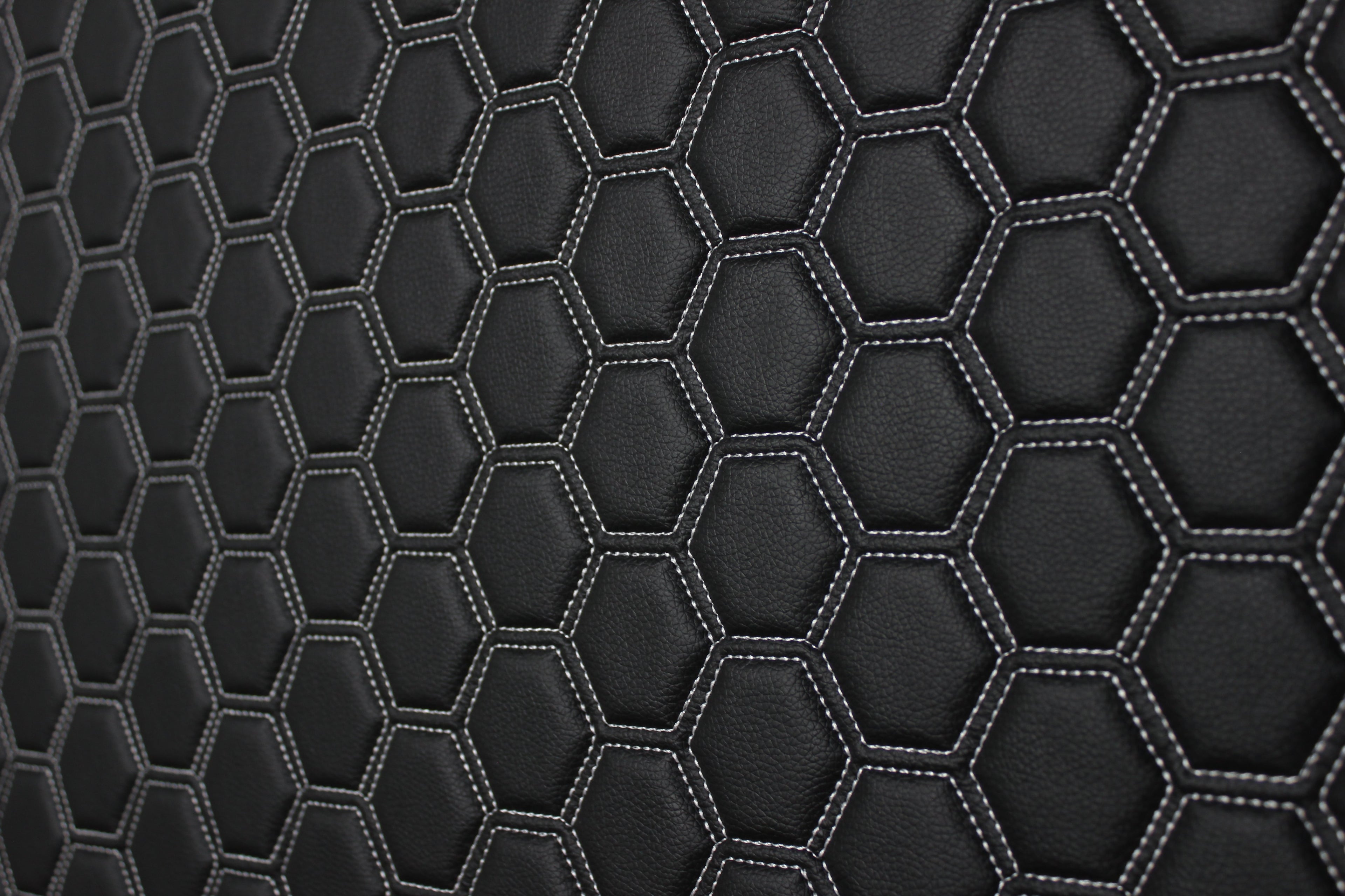 Tecido para estofos automóveis em vinil preto com estampado hexagonal acolchoado branco | Costura com linhas de 5 cm x 5 cm e base de espuma de 5 mm | 140 cm de largura | Automotivo