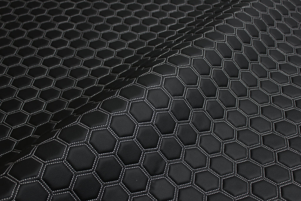 Tecido para estofos automóveis em vinil preto com estampado hexagonal acolchoado branco | Costura com linhas de 5 cm x 5 cm e base de espuma de 5 mm | 140 cm de largura | Automotivo
