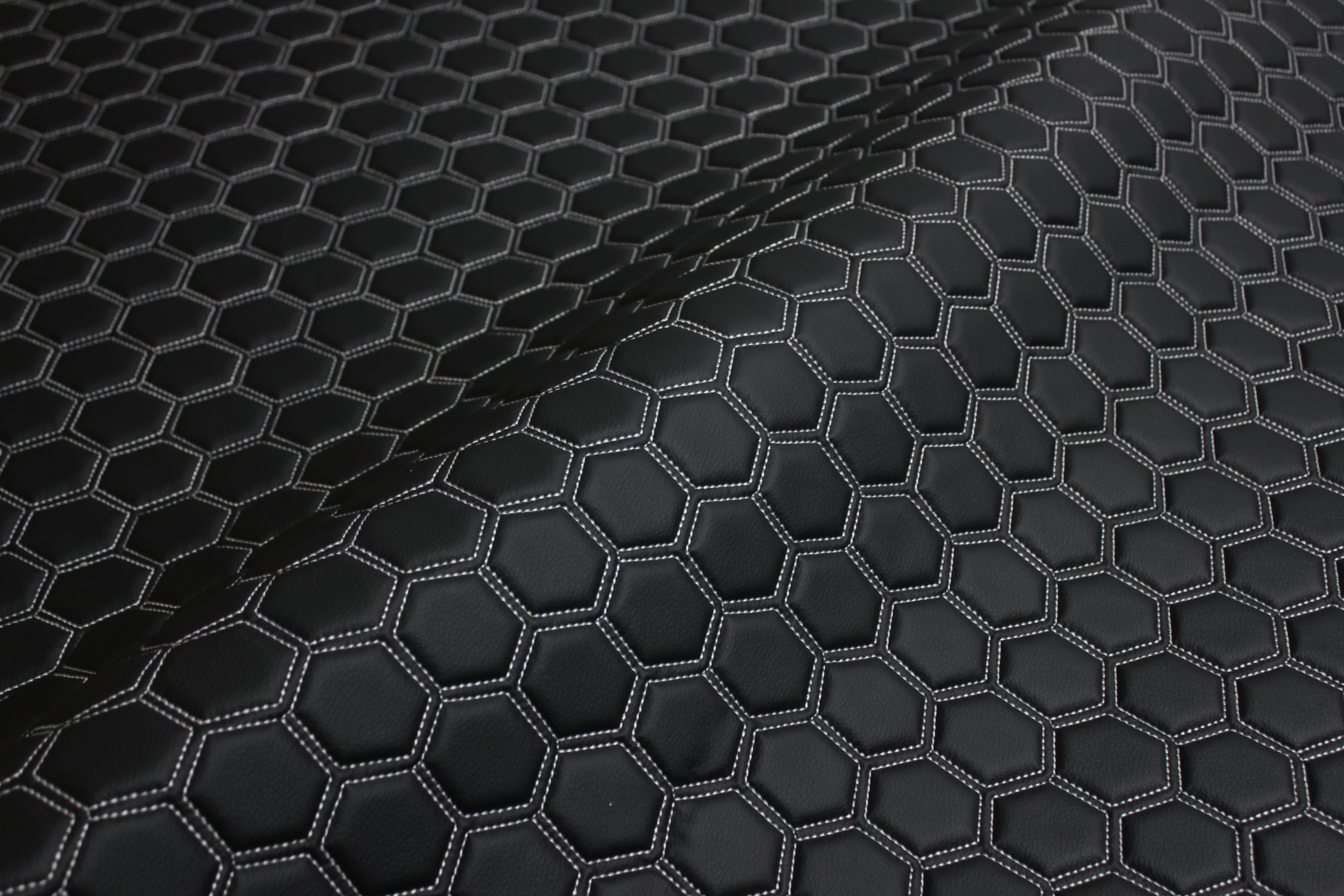 Tecido para estofos automóveis em vinil preto com estampado hexagonal acolchoado branco | Costura com linhas de 5 cm x 5 cm e base de espuma de 5 mm | 140 cm de largura | Automotivo