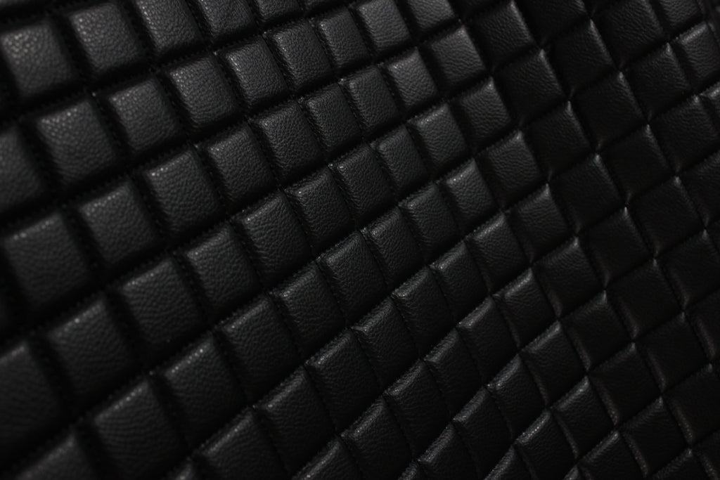 Tela de vinilo negro acolchado para tapicería de coche | 5 x 5 cm, puntada de diamante simple con espuma de 5 mm | 140 cm de ancho | Automotriz