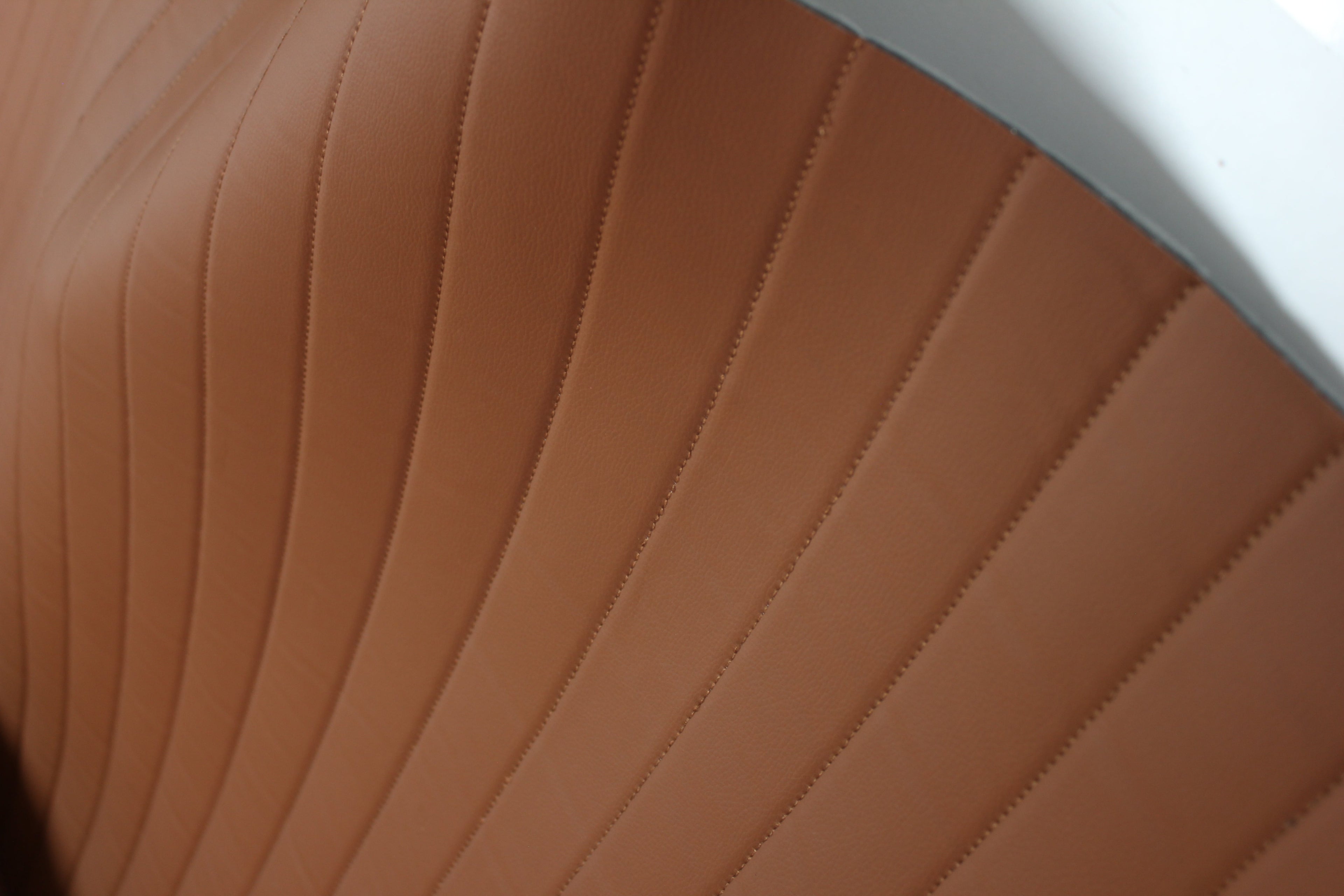 Tecido para Estofo Automóvel em Vinil Sintético Castanho-Bege Acolchoado | Costura com Linhas de Padrão de 5cm x 5cm com Base de Espuma de 5mm | 140cm de Largura | Projetos Automotivos