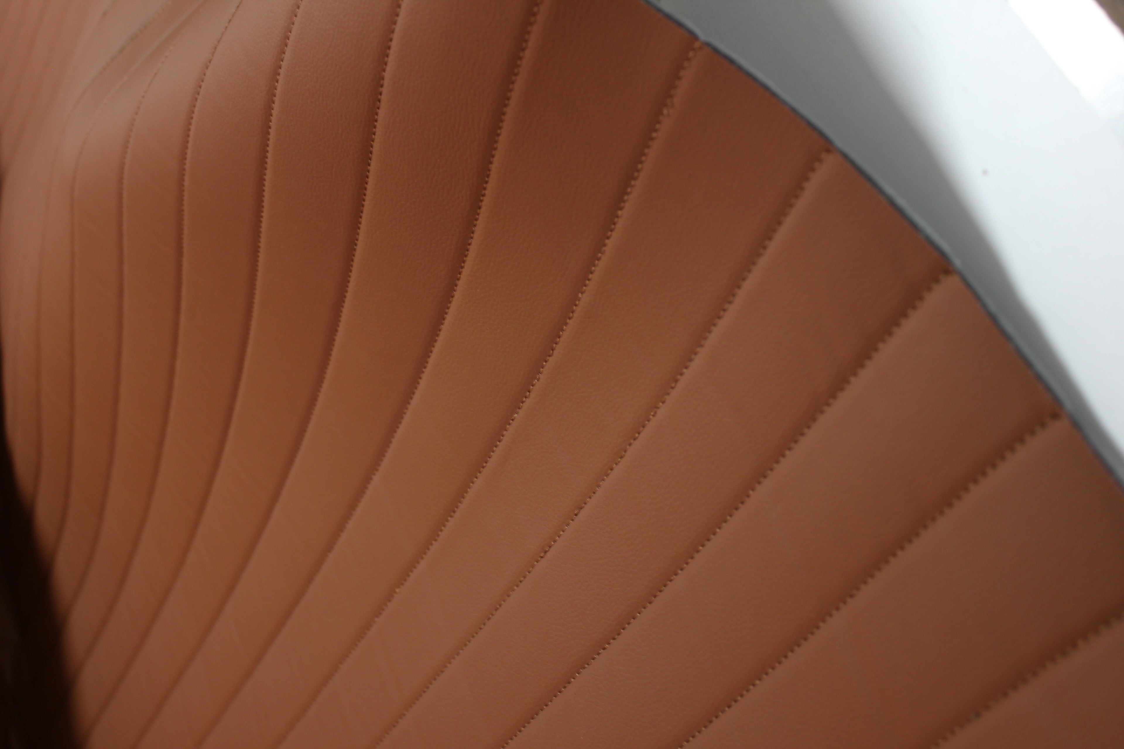 Tecido para Estofo Automóvel em Vinil Sintético Castanho-Bege Acolchoado | Costura com Linhas de Padrão de 5cm x 5cm com Base de Espuma de 5mm | 140cm de Largura | Projetos Automotivos