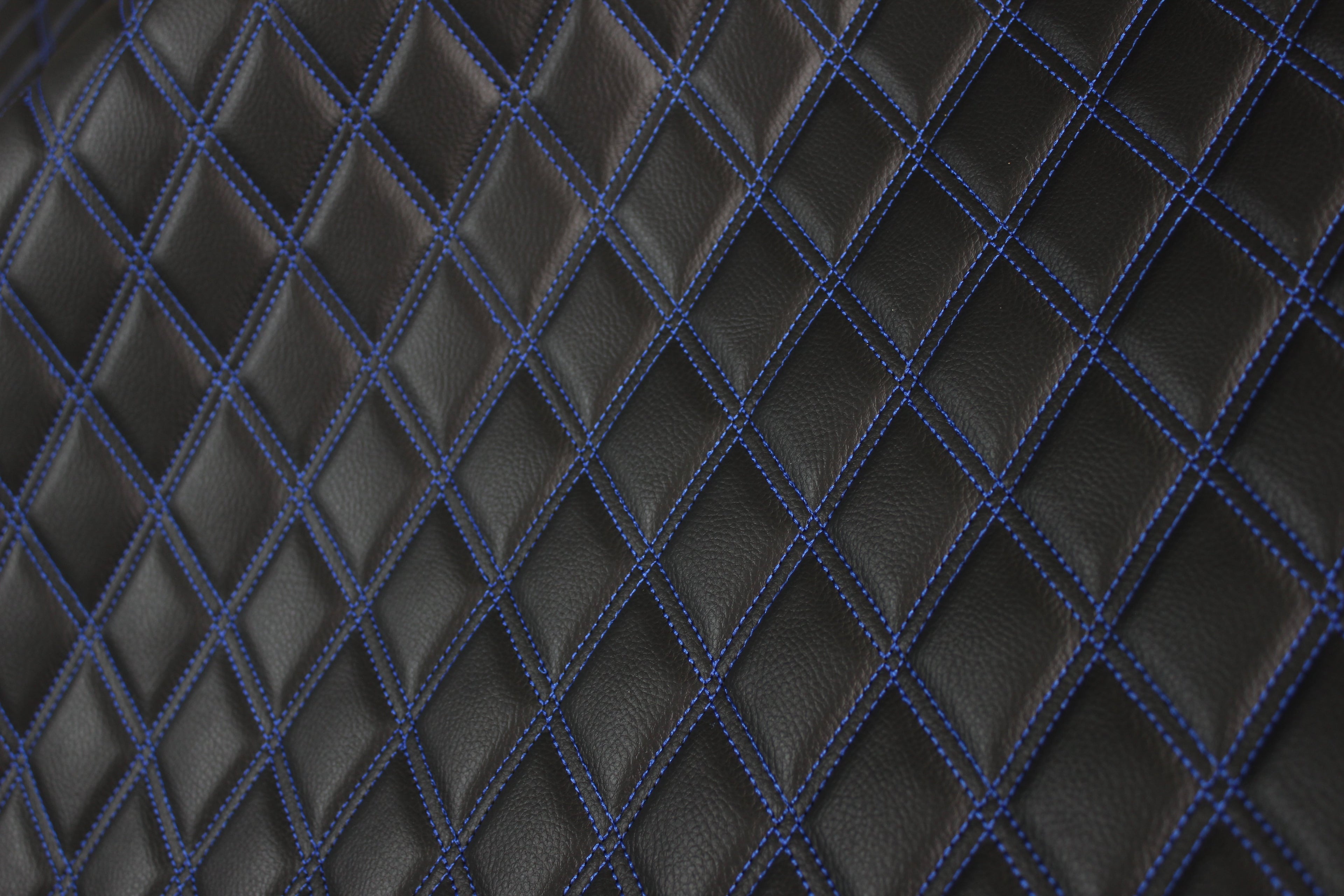 Tecido para estofos automóveis em vinil sintético azul acolchoado duplo | 5x7,5cm (2"x3") com costura em losango, base de espuma de 5mm, 140cm (55") de largura