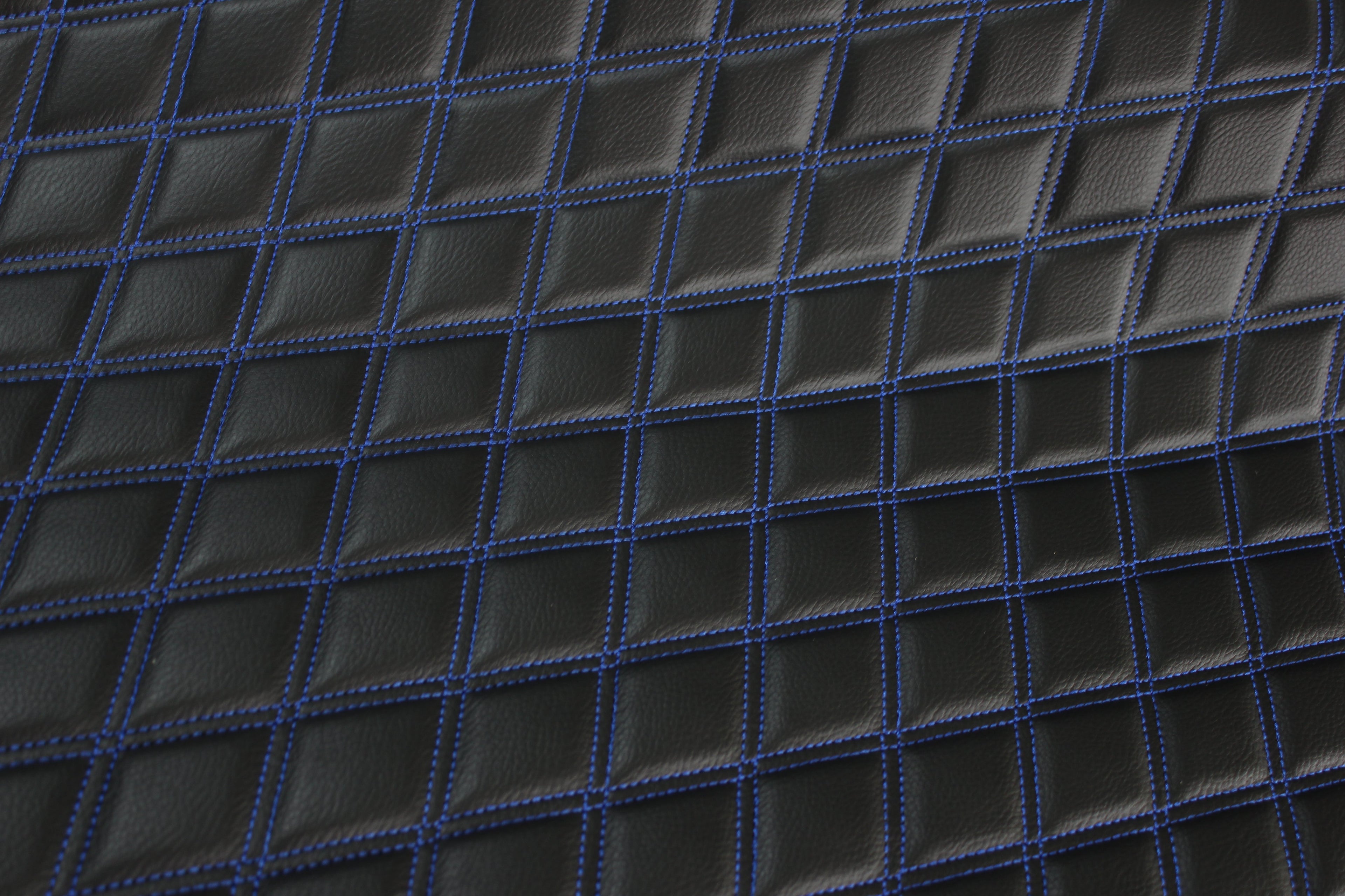 Tecido para estofos automóveis em vinil sintético azul acolchoado duplo | 5x7,5cm (2"x3") com costura em losango, base de espuma de 5mm, 140cm (55") de largura