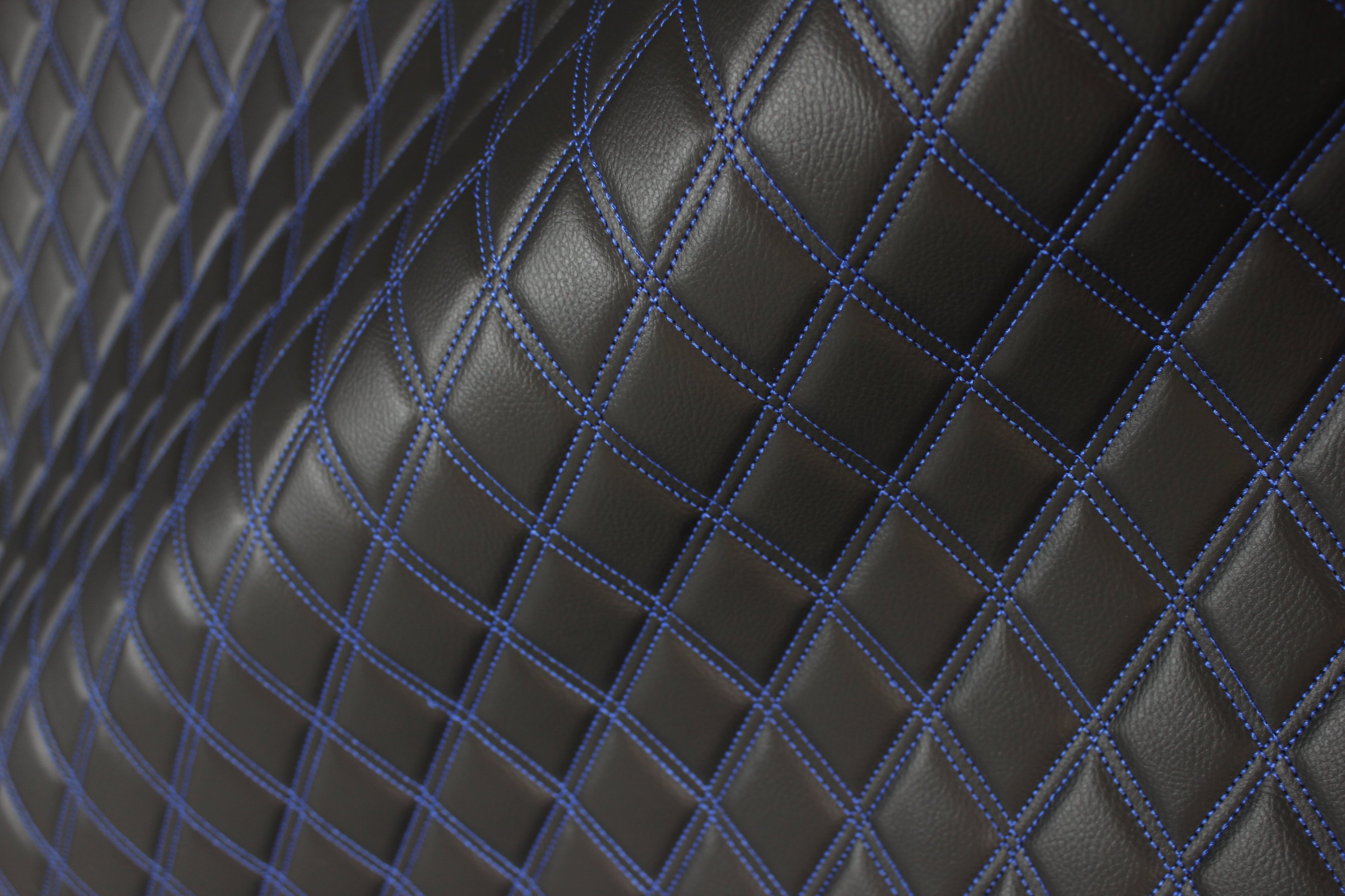 Tecido para estofos automóveis em vinil sintético azul acolchoado duplo | 5x7,5cm (2"x3") com costura em losango, base de espuma de 5mm, 140cm (55") de largura