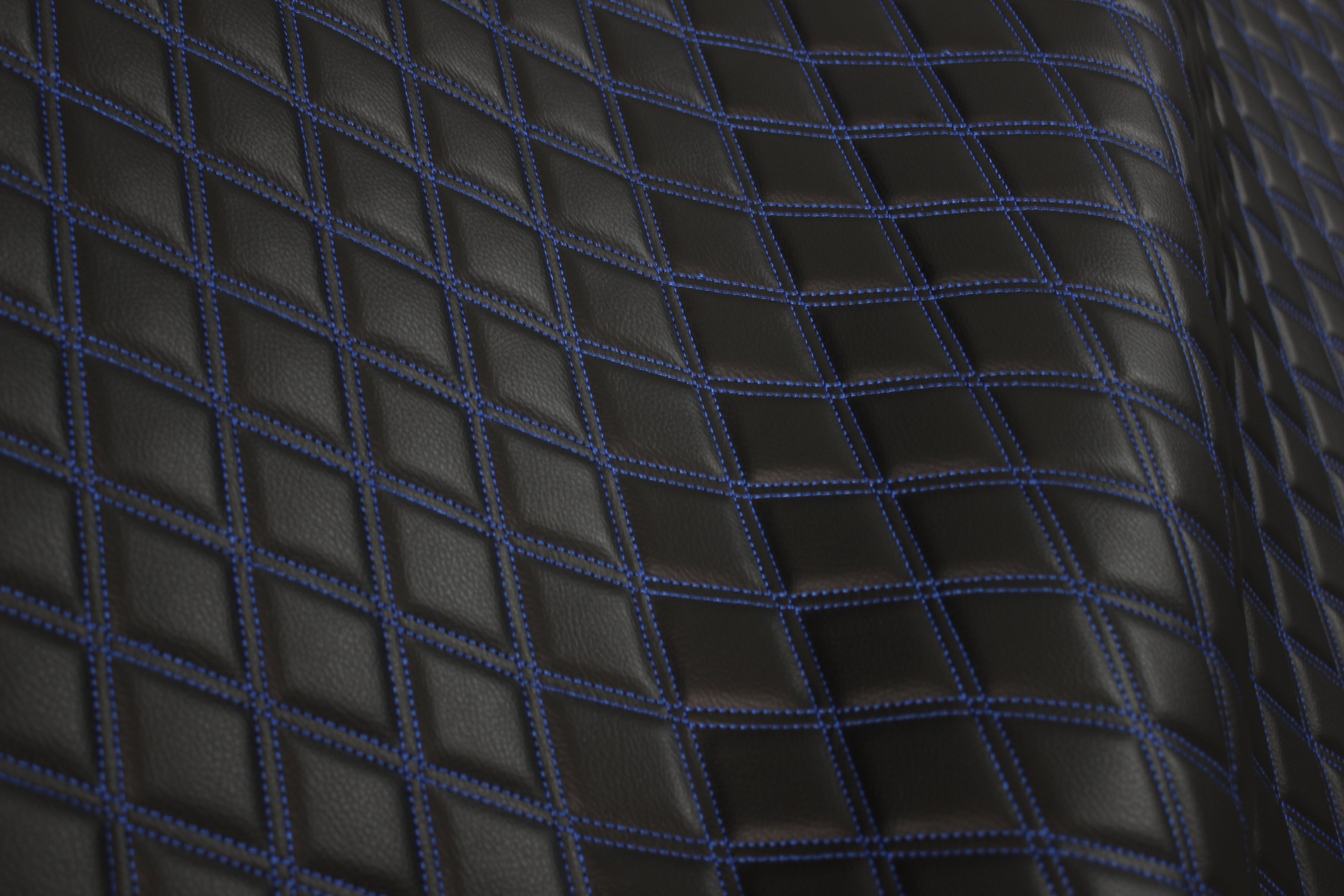 Tecido para estofos automóveis em vinil sintético azul acolchoado duplo | 5x7,5cm (2"x3") com costura em losango, base de espuma de 5mm, 140cm (55") de largura