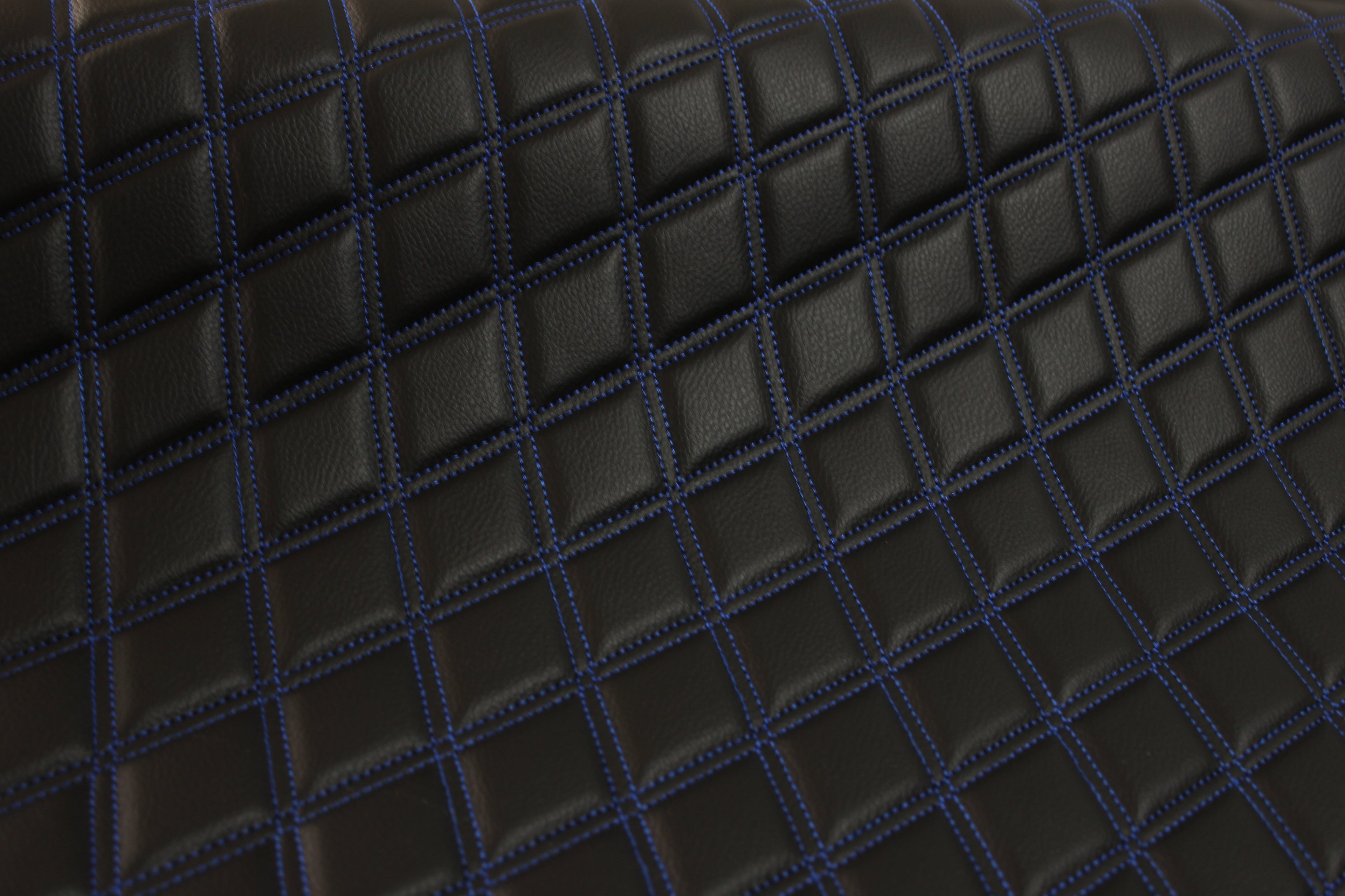 Tecido para estofos automóveis em vinil sintético azul acolchoado duplo | 5x7,5cm (2"x3") com costura em losango, base de espuma de 5mm, 140cm (55") de largura