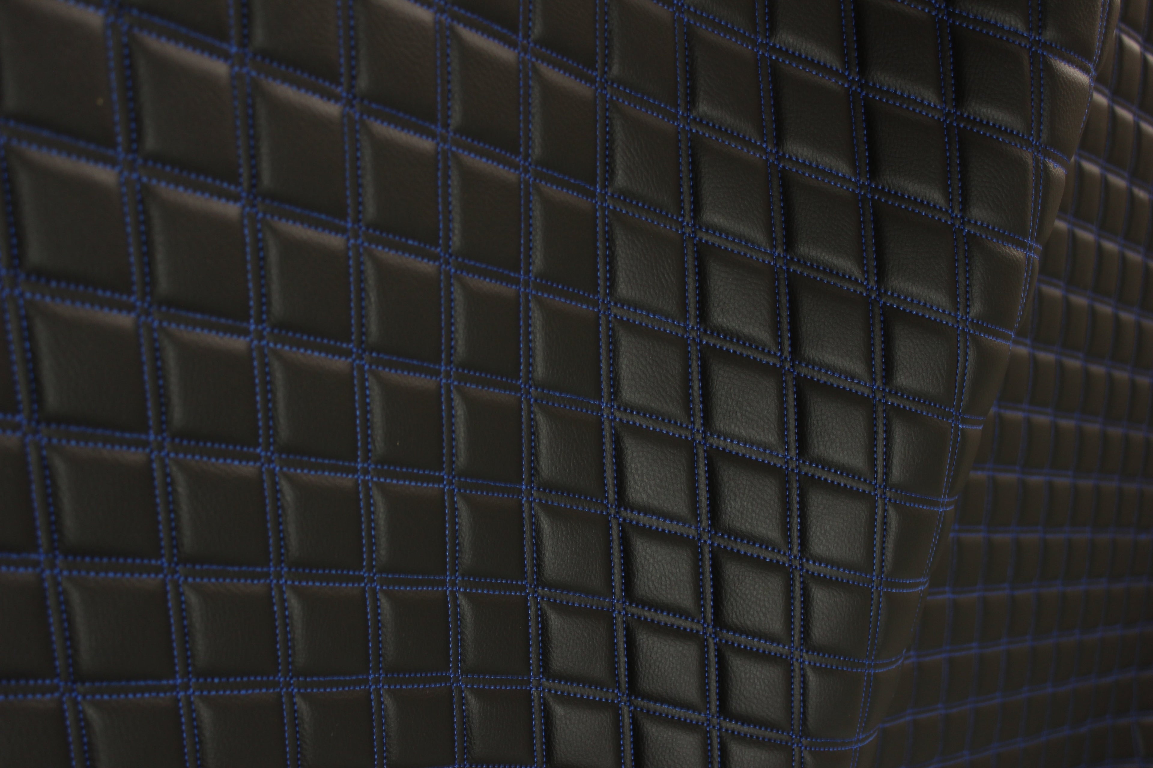 Tecido para estofos automóveis em vinil sintético azul acolchoado duplo | 5x7,5cm (2"x3") com costura em losango, base de espuma de 5mm, 140cm (55") de largura