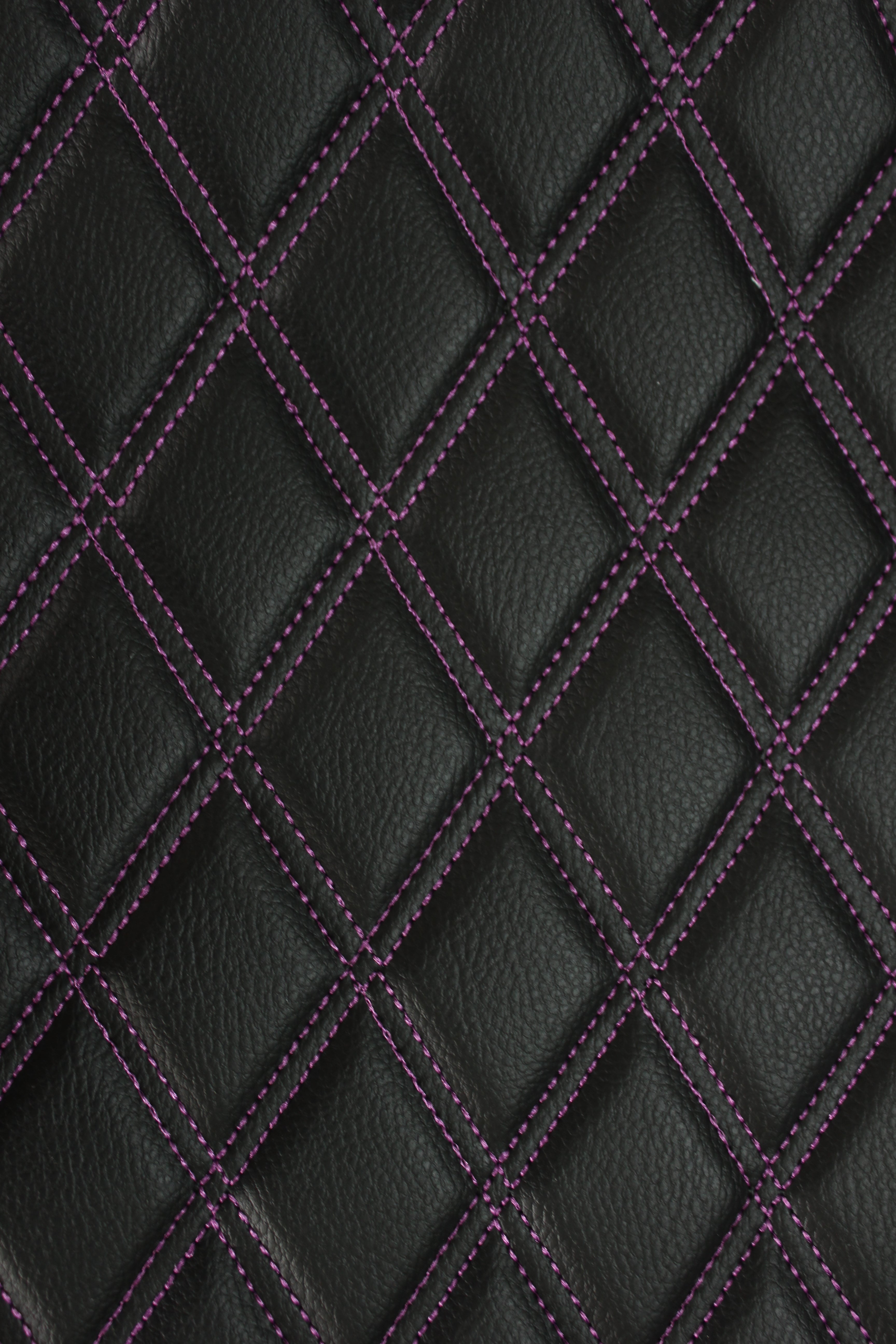 Tecido para estofos automóveis em vinil sintético acolchoado duplo roxo | 5x7,5cm (2"x3") com costura em losango, base de espuma de 5mm, 140cm (55") de largura