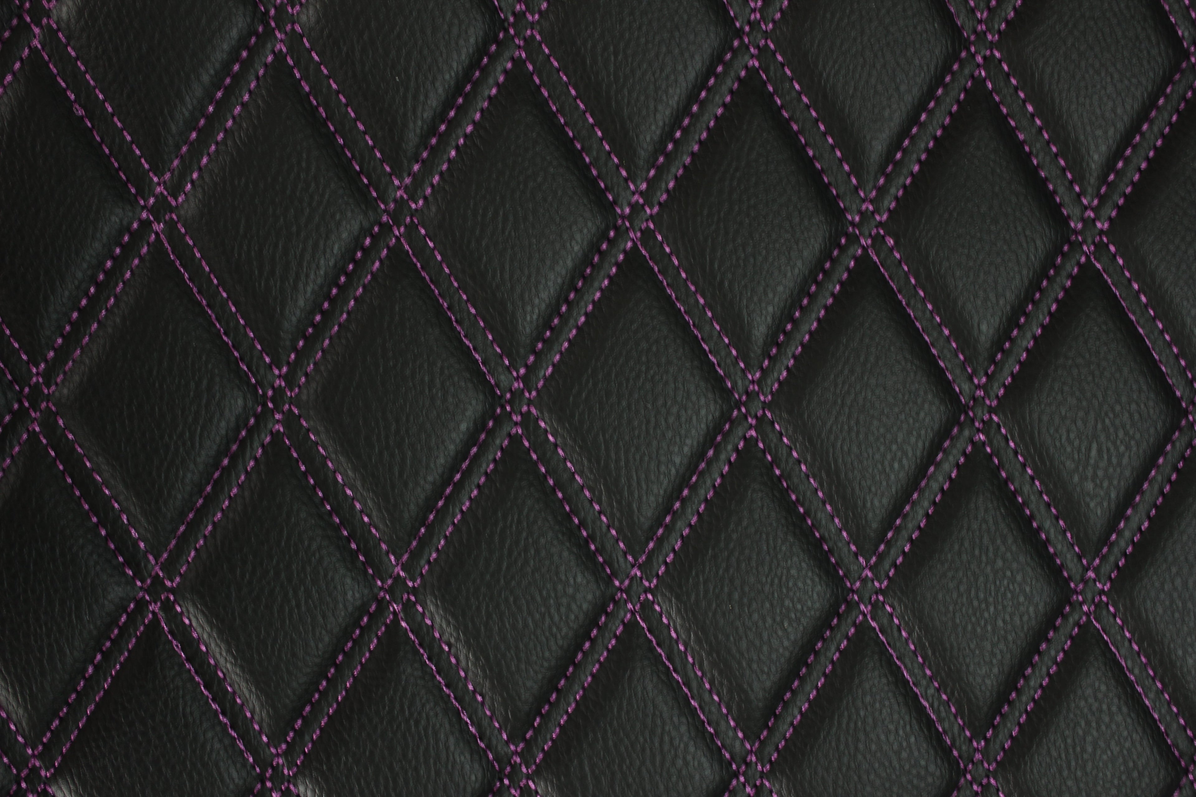 Tecido para estofos automóveis em vinil sintético acolchoado duplo roxo | 5x7,5cm (2"x3") com costura em losango, base de espuma de 5mm, 140cm (55") de largura