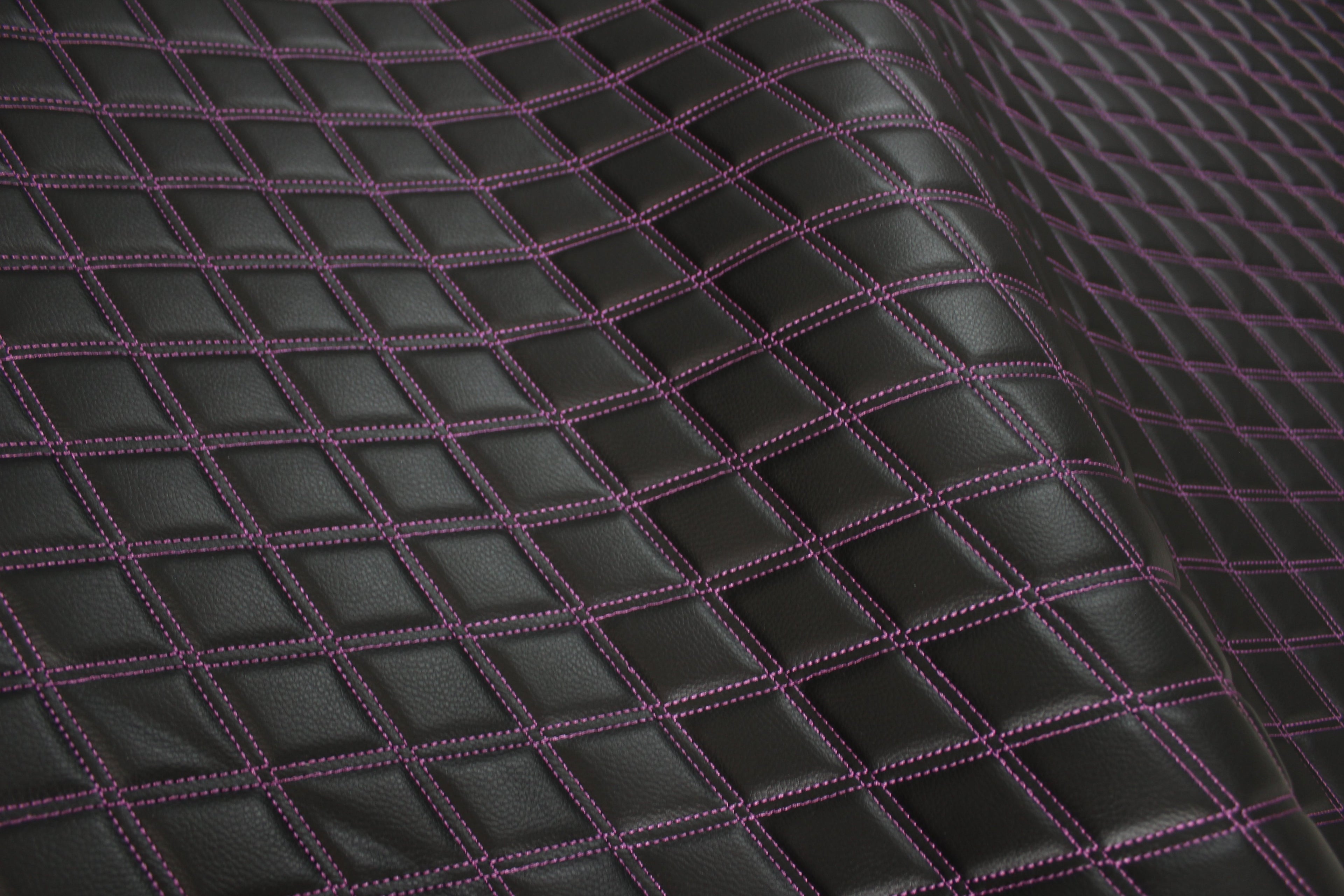 Tecido para estofos automóveis em vinil sintético acolchoado duplo roxo | 5x7,5cm (2"x3") com costura em losango, base de espuma de 5mm, 140cm (55") de largura