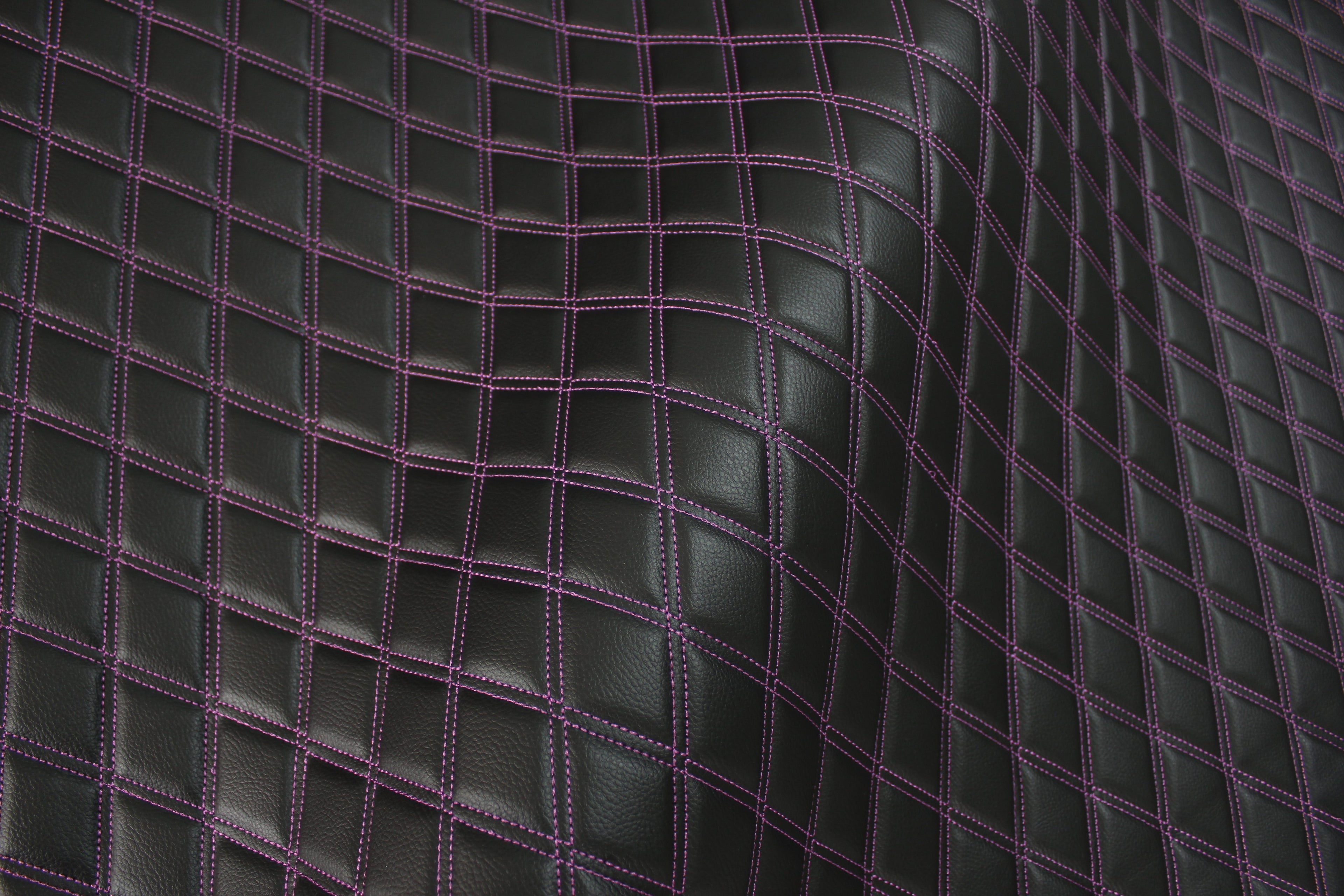 Tecido para estofos automóveis em vinil sintético acolchoado duplo roxo | 5x7,5cm (2"x3") com costura em losango, base de espuma de 5mm, 140cm (55") de largura