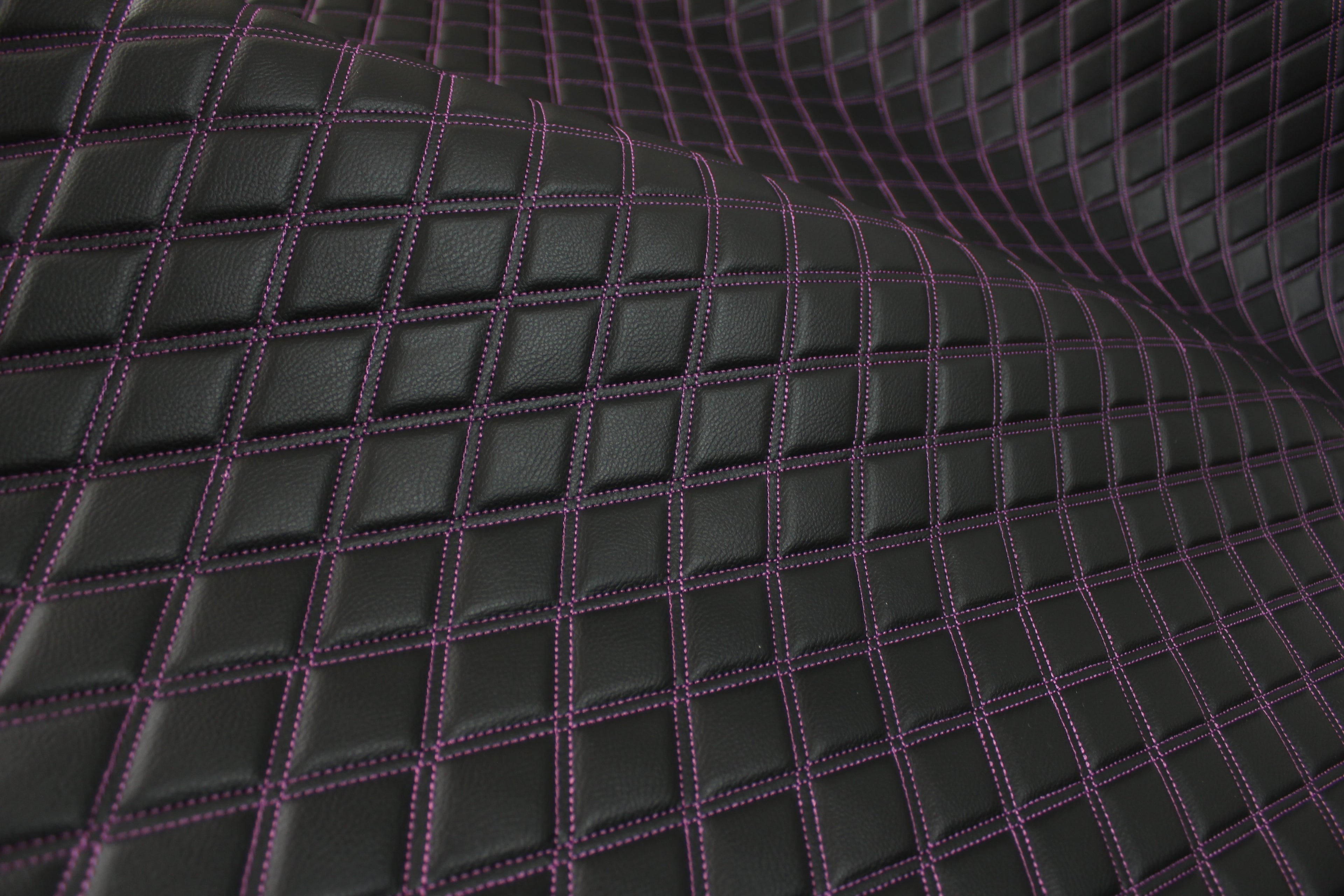 Tecido para estofos automóveis em vinil sintético acolchoado duplo roxo | 5x7,5cm (2"x3") com costura em losango, base de espuma de 5mm, 140cm (55") de largura