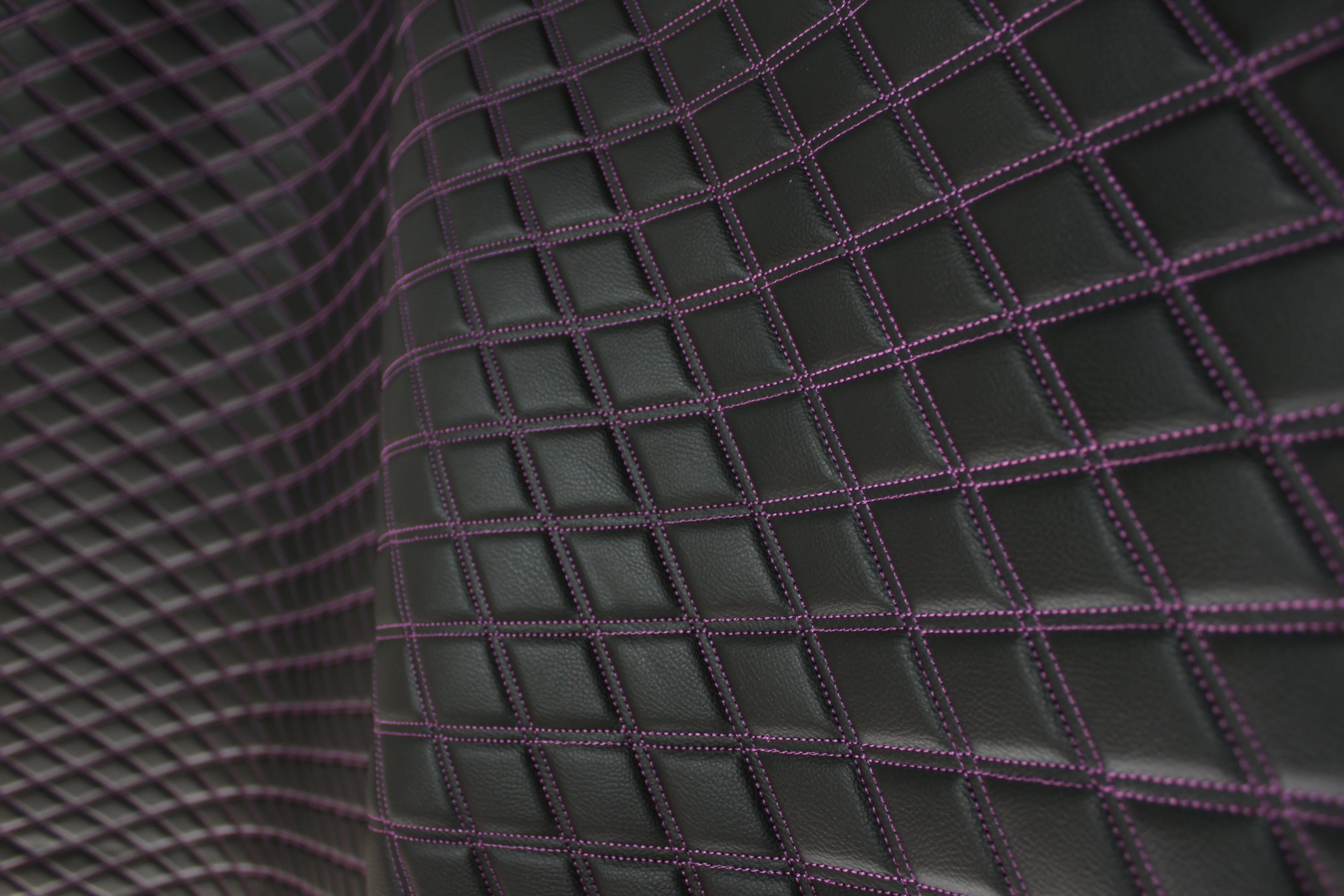 Tecido para estofos automóveis em vinil sintético acolchoado duplo roxo | 5x7,5cm (2"x3") com costura em losango, base de espuma de 5mm, 140cm (55") de largura