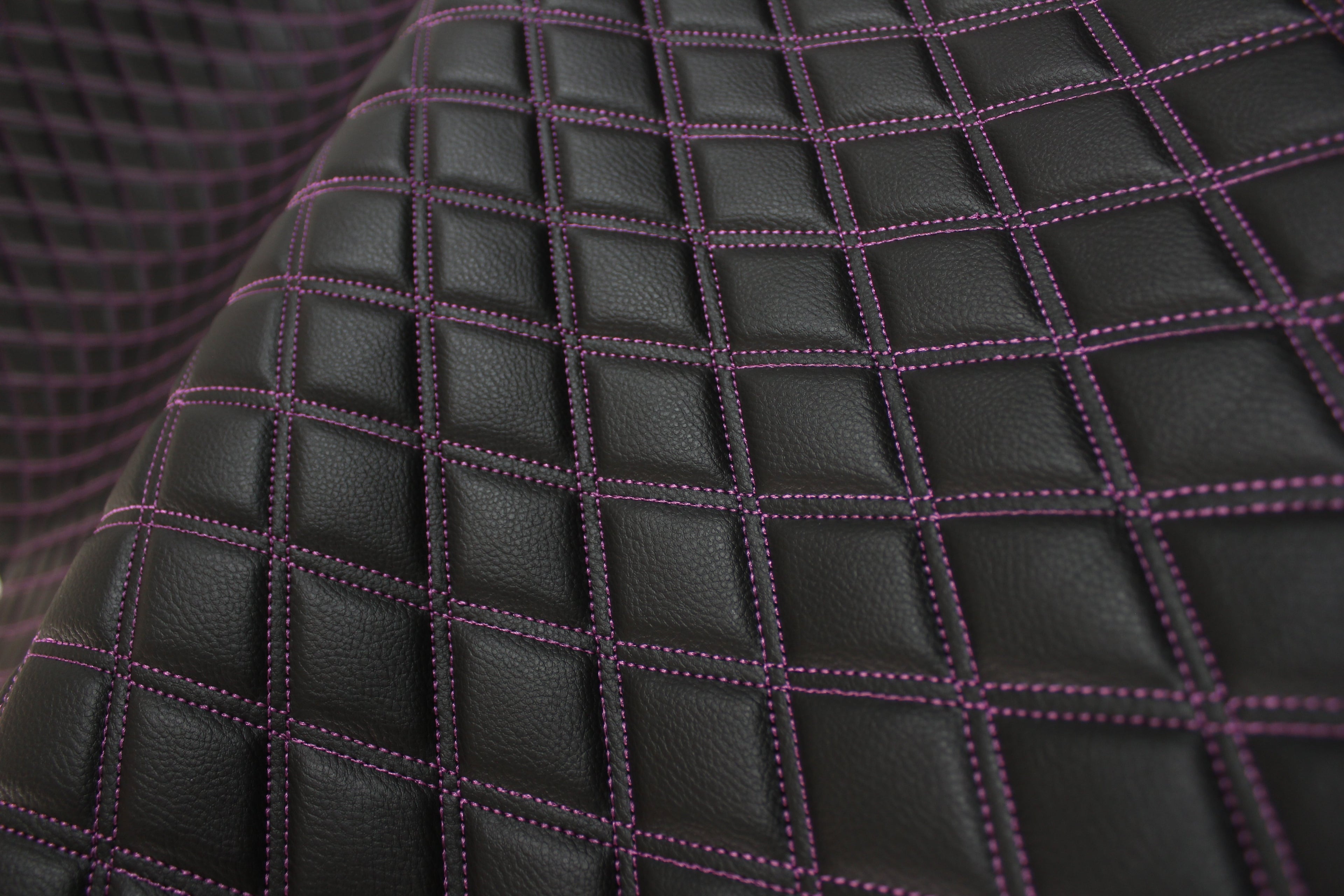 Tecido para estofos automóveis em vinil sintético acolchoado duplo roxo | 5x7,5cm (2"x3") com costura em losango, base de espuma de 5mm, 140cm (55") de largura