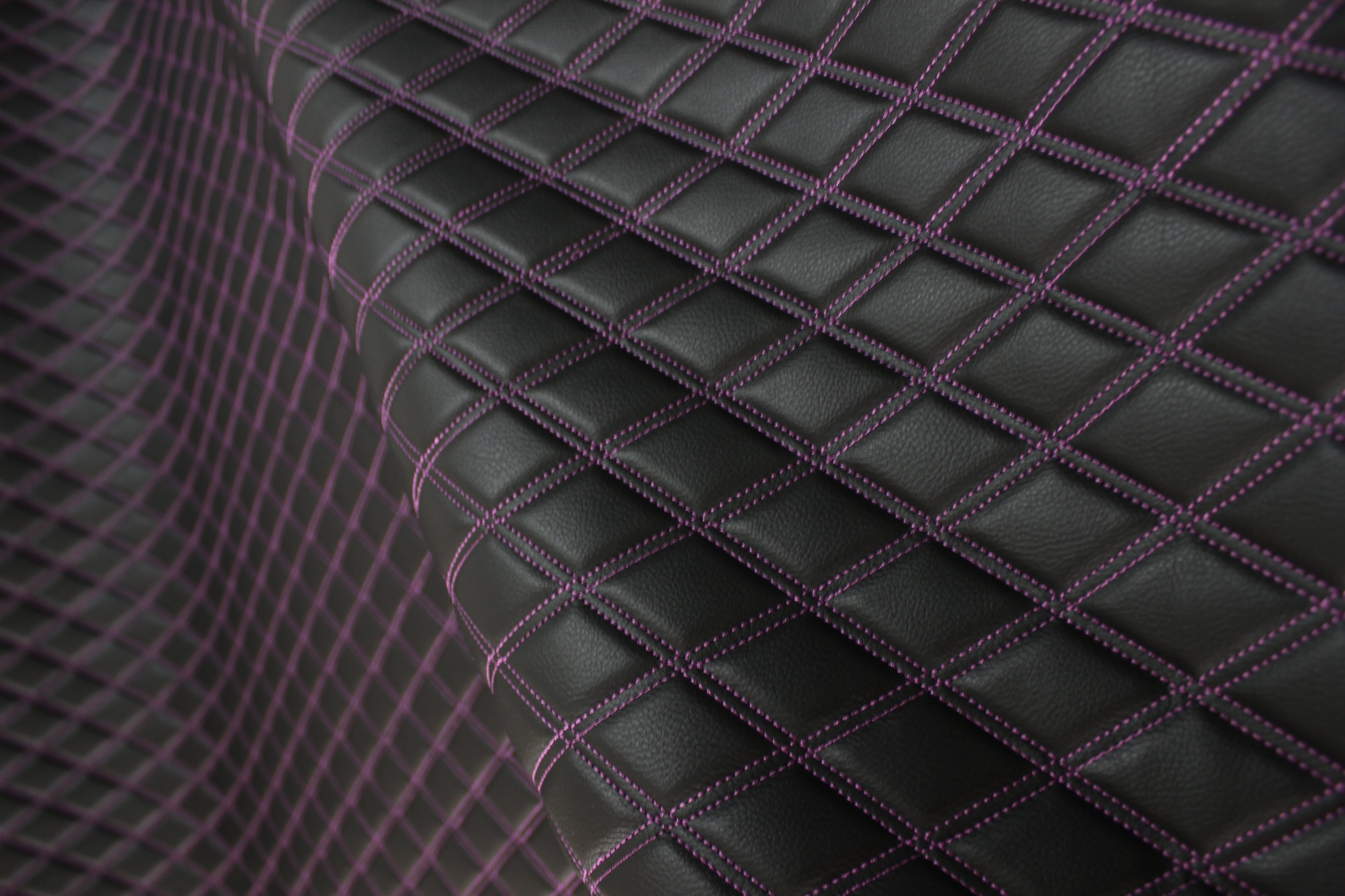 Tecido para estofos automóveis em vinil sintético acolchoado duplo roxo | 5x7,5cm (2"x3") com costura em losango, base de espuma de 5mm, 140cm (55") de largura