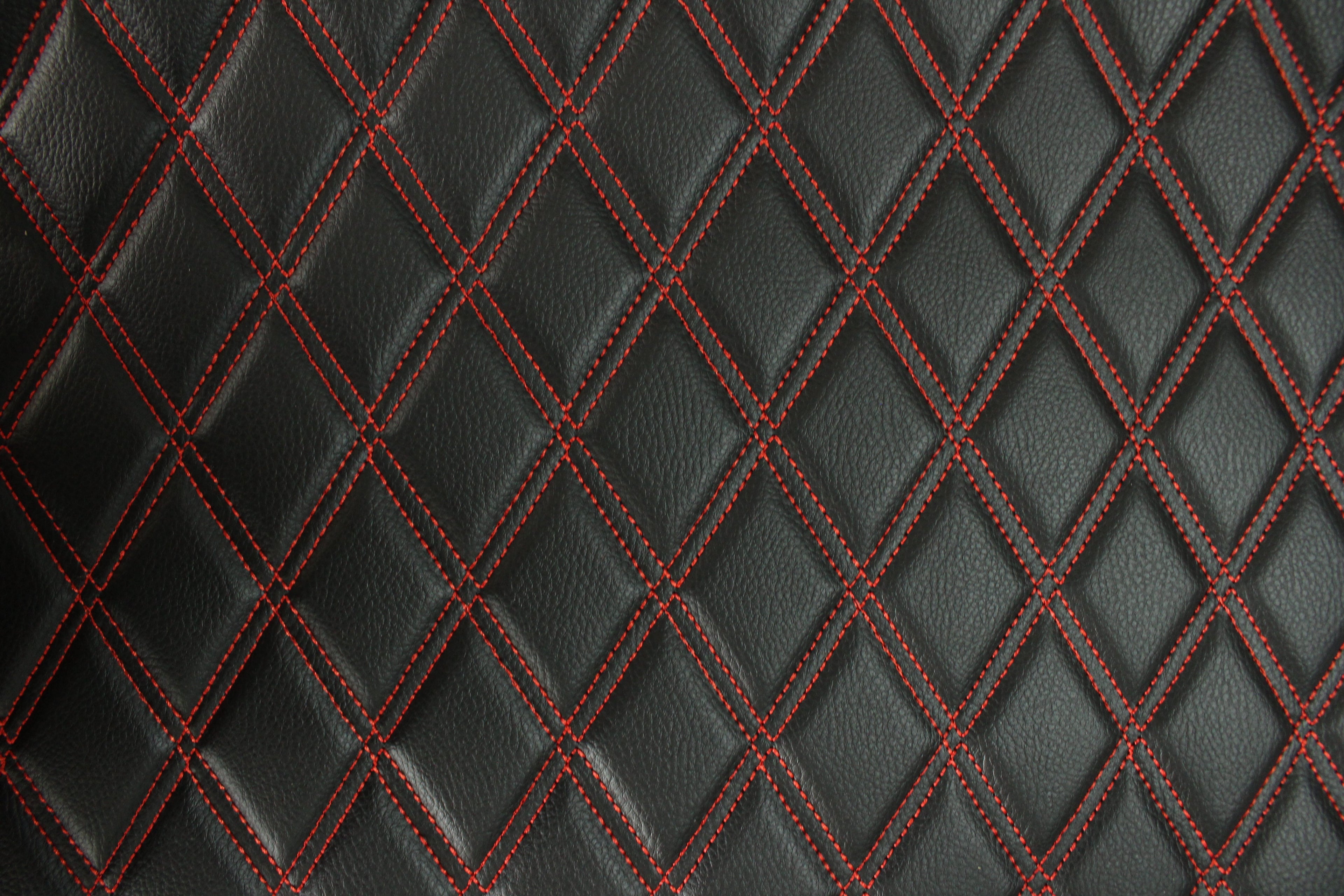 Tecido para estofos automóveis em vinil sintético acolchoado vermelho duplo, a imitar pele | 5x7,5cm (2"x3") com costura em losango, base de espuma de 5mm, 140cm (55") de largura