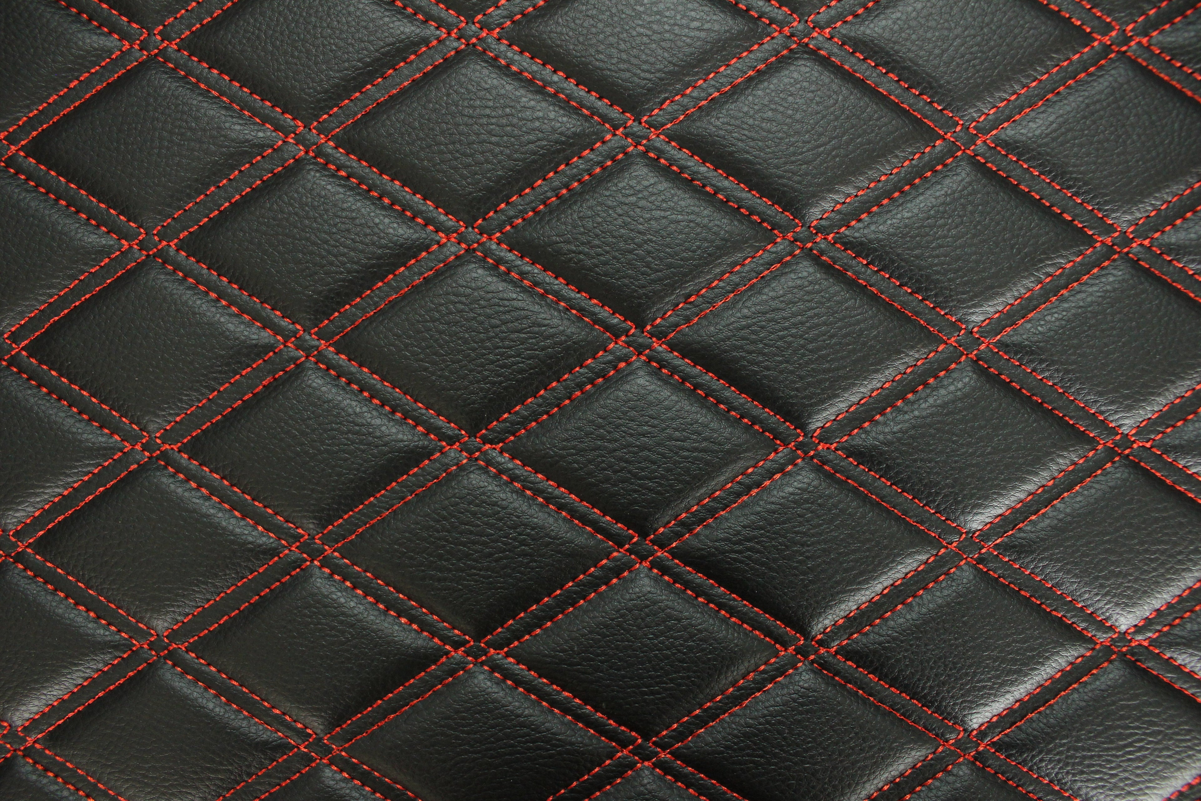 Tecido para estofos automóveis em vinil sintético acolchoado vermelho duplo, a imitar pele | 5x7,5cm (2"x3") com costura em losango, base de espuma de 5mm, 140cm (55") de largura