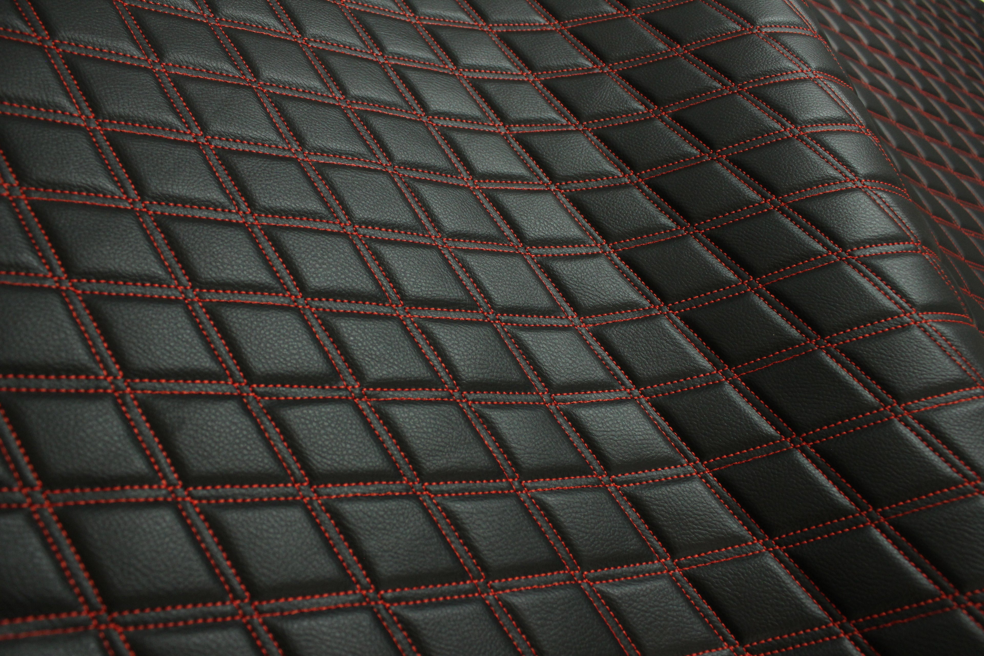 Tecido para estofos automóveis em vinil sintético acolchoado vermelho duplo, a imitar pele | 5x7,5cm (2"x3") com costura em losango, base de espuma de 5mm, 140cm (55") de largura